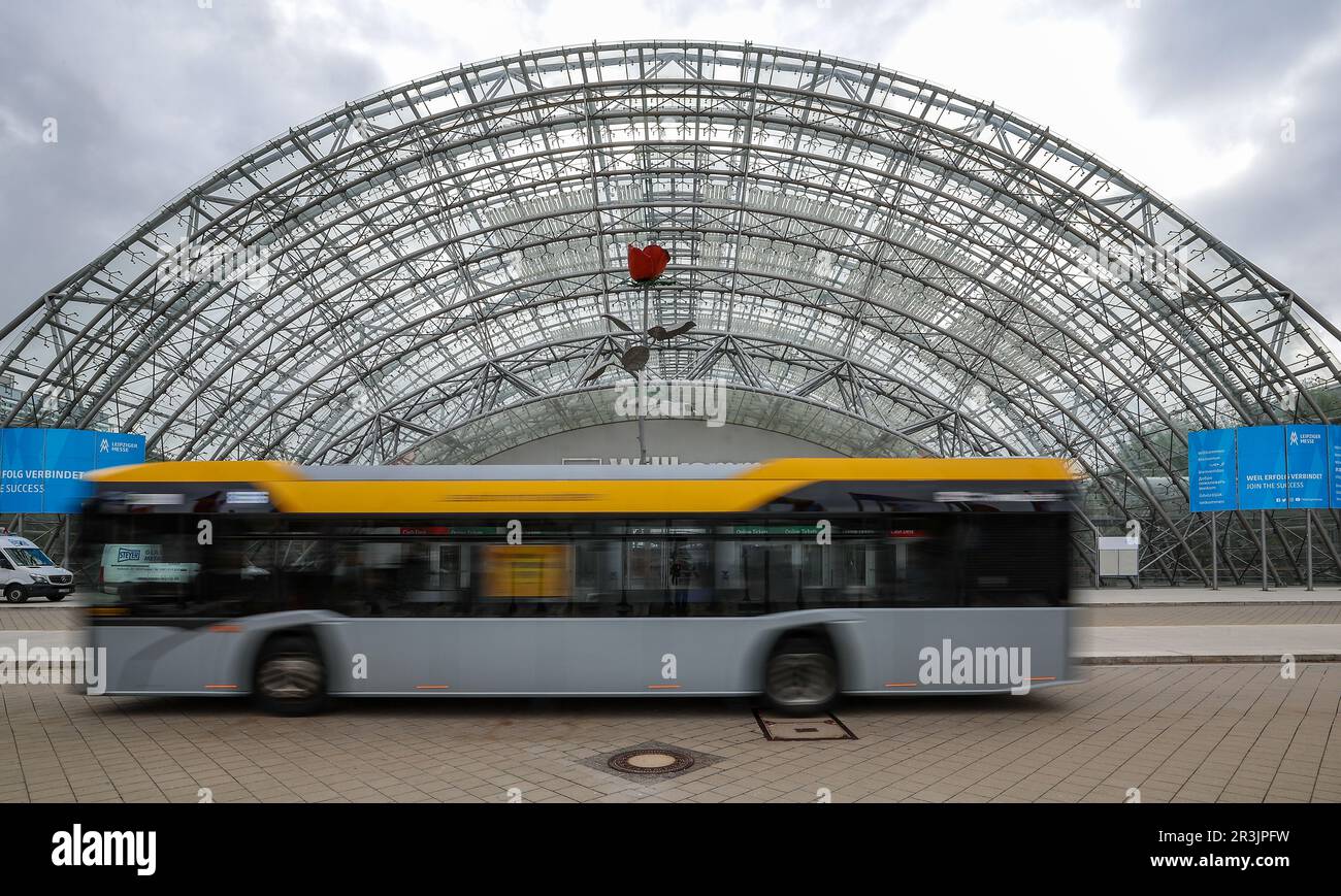 Leipzig, Germany. 24th May, 2023. A bus of the Leipziger Verkehrsbetriebe (LVB) drives along in front of the Glass Hall before the World Summit of Transport Ministers. Experts from the transport sector from 80 countries will meet here from May 24 to 26. Among other things, the meeting will focus on forecasts for global traffic volumes up to 2050, the International Transport Forum (ITF) announced ahead of the meeting. In addition, global CO2 emissions will be examined and conclusions drawn for transport policy. Credit: Jan Woitas/dpa/Alamy Live News Stock Photo