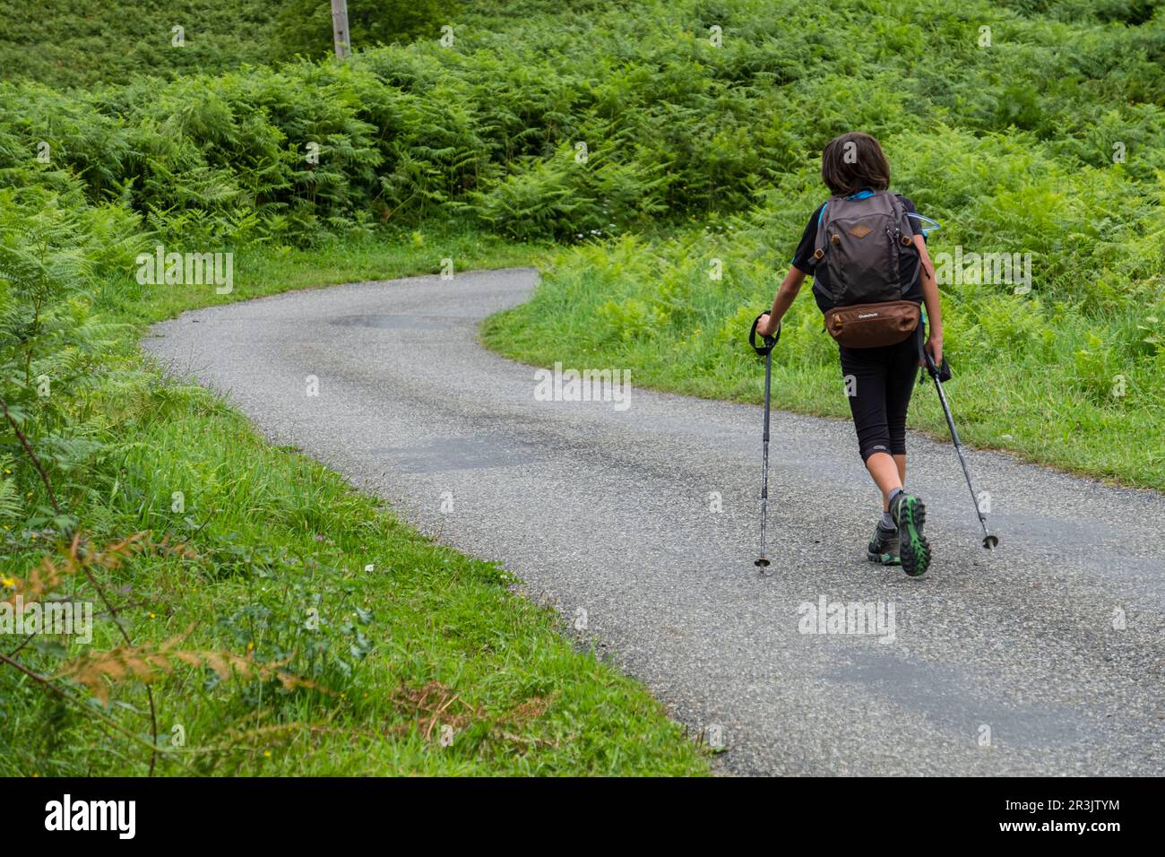 un trekker adolescente, región de Aquitania, departamento de Pirineos Atlánticos, Francia. Stock Photo
