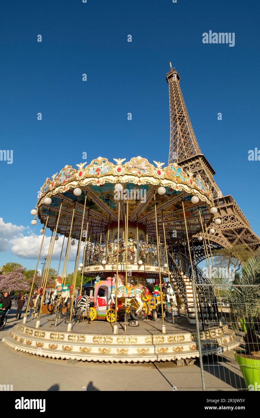 tiovivo junto a la torre Eiffel, 1889, campo de Marte, Paris,France,Western Europe. Stock Photo