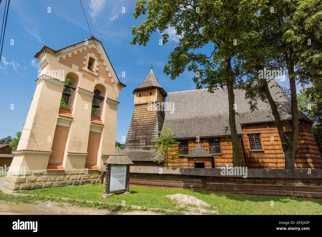 iglesia del arcángel San Miguel, siglo XV-XVI construida integramente con madera, Binarowa, voivodato de la Pequeña Polonia, Cárpatos, Polonia, europe. Stock Photo