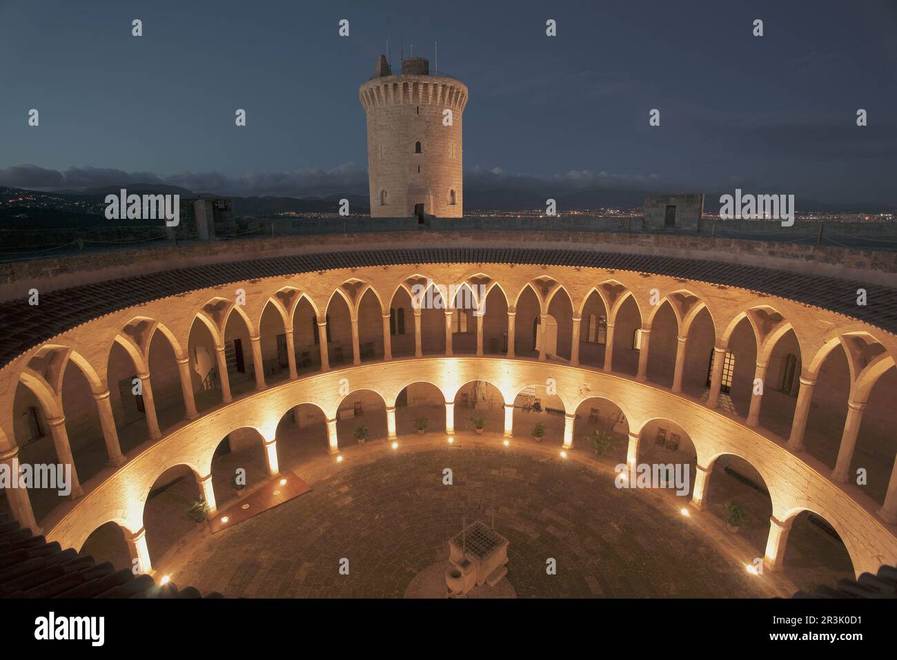 Castillo de Bellver (s.XIV),patio de armas circular.Palma.Mallorca