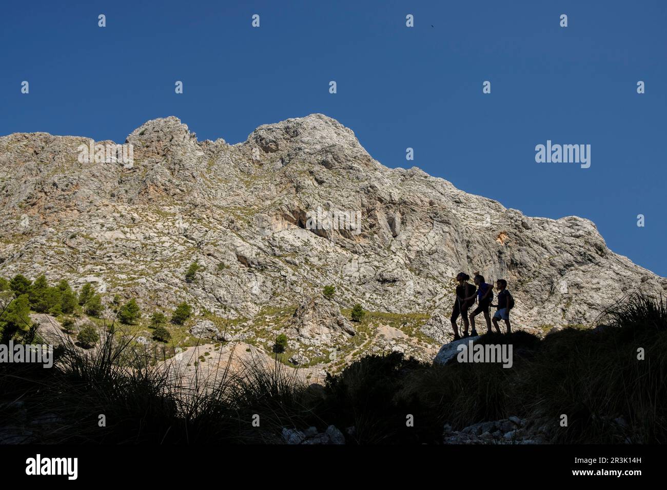 silueta de escursionistas en Coma de n'Arbona, Penyal des Migdia, 1401 metros, término municipal de Fornalutx, paraje natural de la Sierra de Tramuntana, Mallorca, balearic islands, Spain. Stock Photo