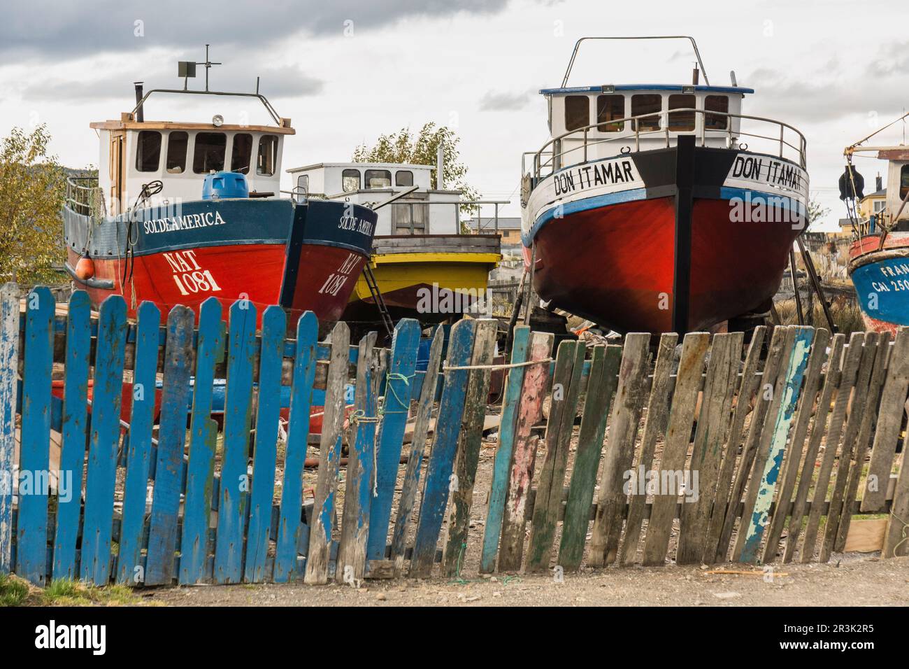 reparacion de barcos de pesca, Puerto Natales, Región de Magallanes , Antártica Chilena, Patagonia, República de Chile,América del Sur. Stock Photo
