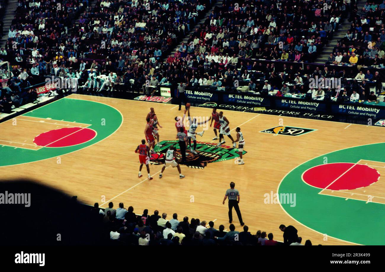 NBA teams Chicago Bulls taking on the Vancouver Grizzlies at General Motors Place in Vancouver, Canada on January 27, 1998 with Michael Jordan visible Stock Photo