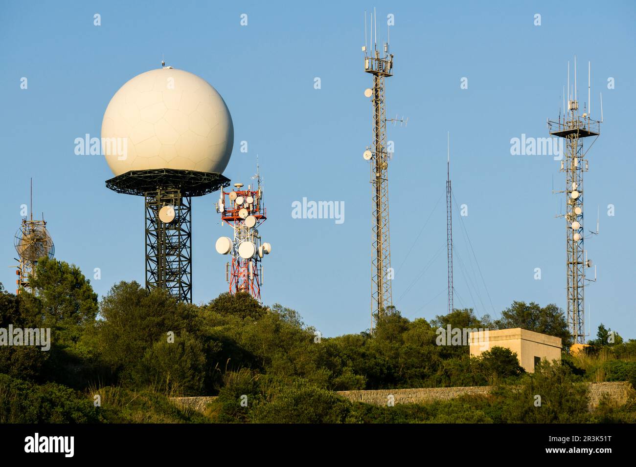 torres de telecomunicaciones y radar. Puig de Randa, Algaida, Mallorca, Spain. Stock Photo