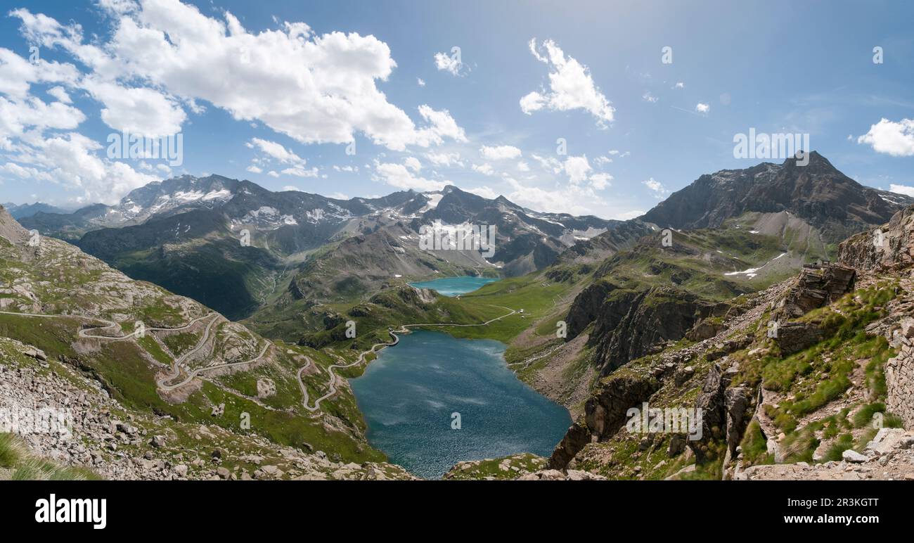 panoramic-viewpoint-from-colle-del-nivolet-in-the-afternoon-gran