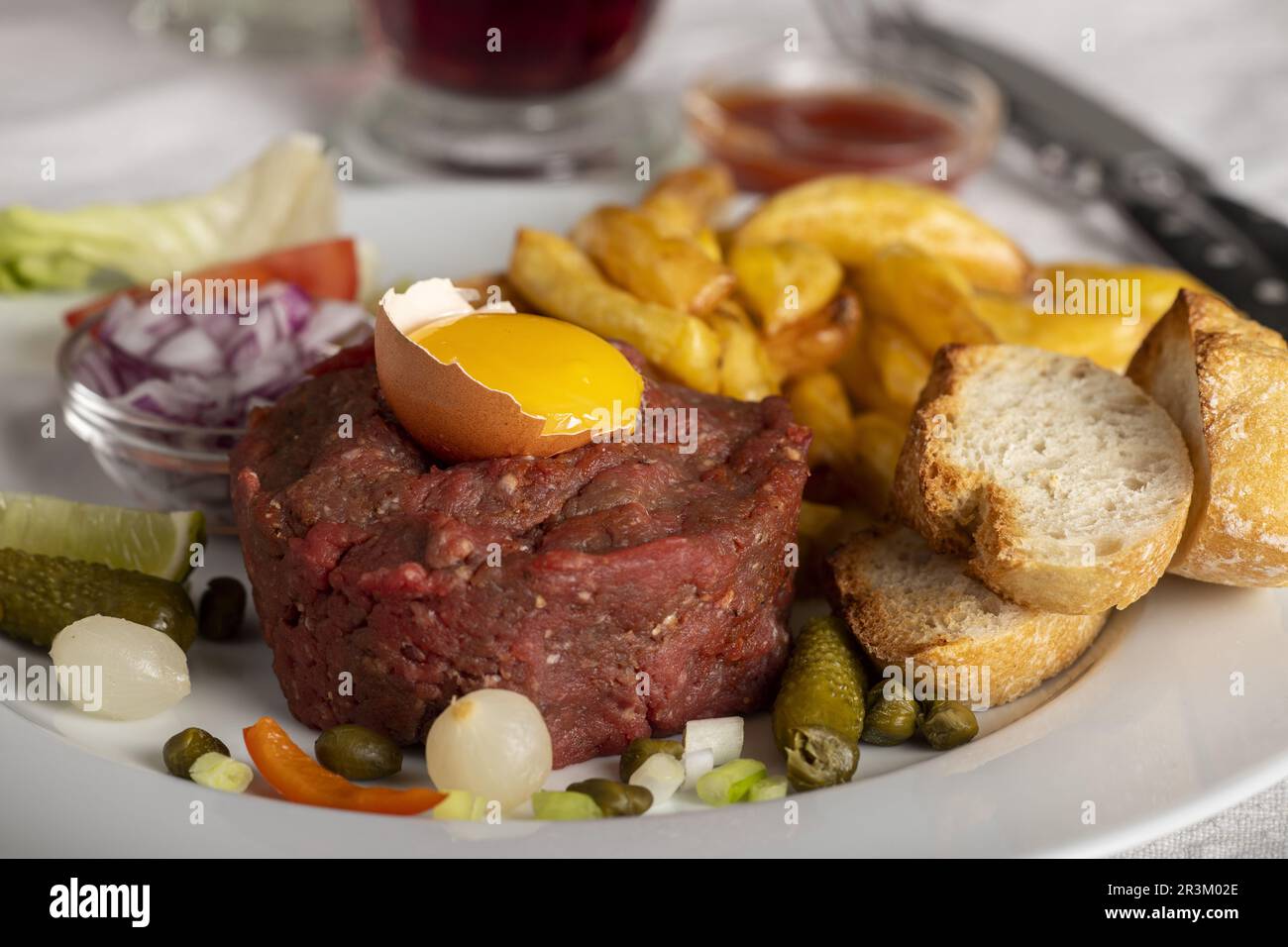 Tartar mit ei auf holz hi-res stock photography and images - Alamy