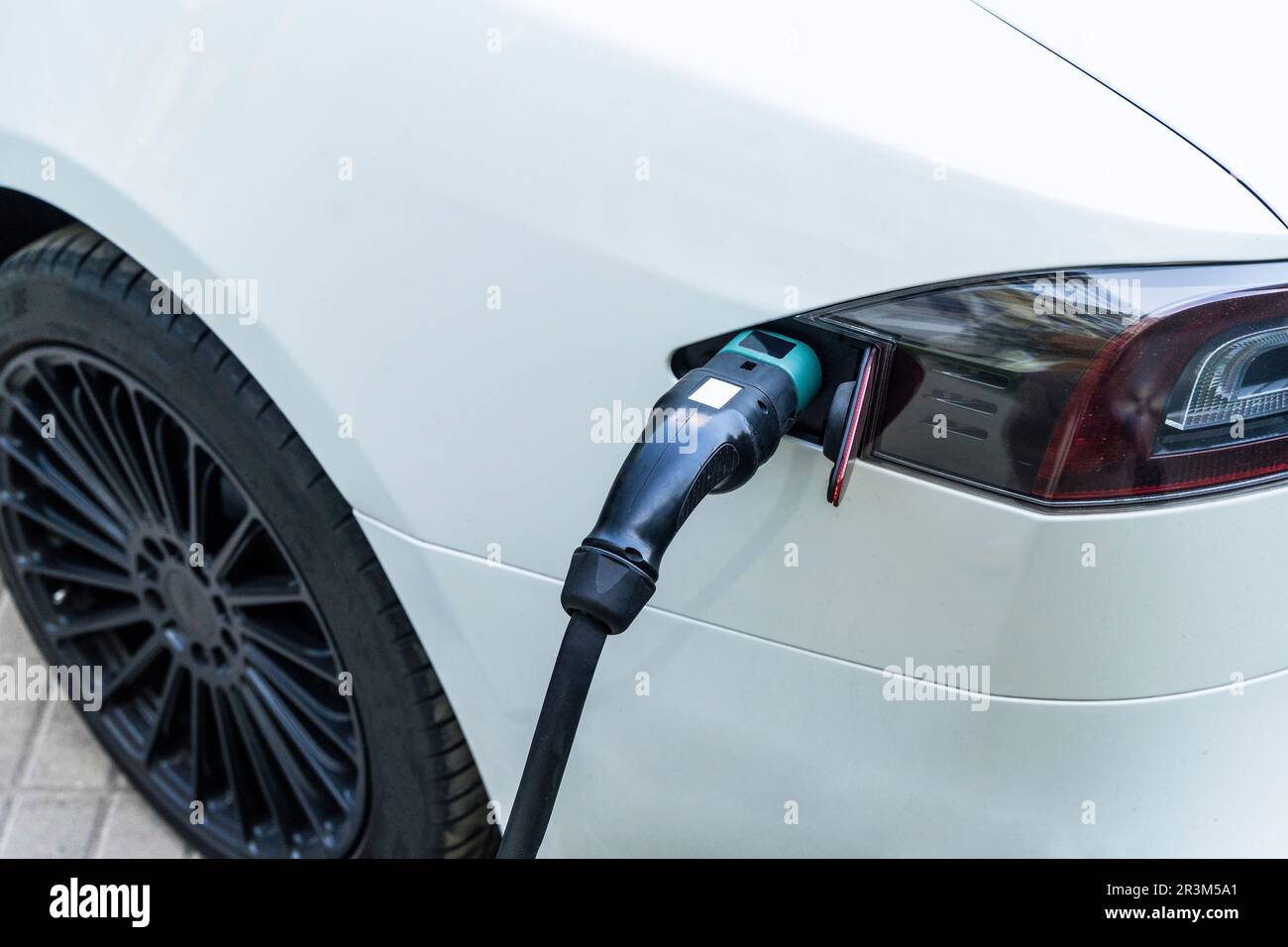 Charging station for electric cars. Types and connectors of ports for
