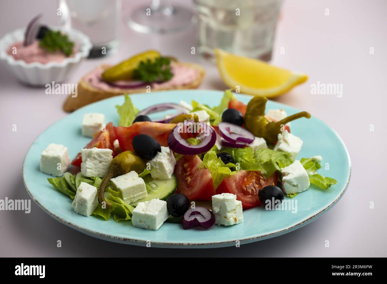 Griechischer salat mit fetakase und oliven hi-res stock photography and ...