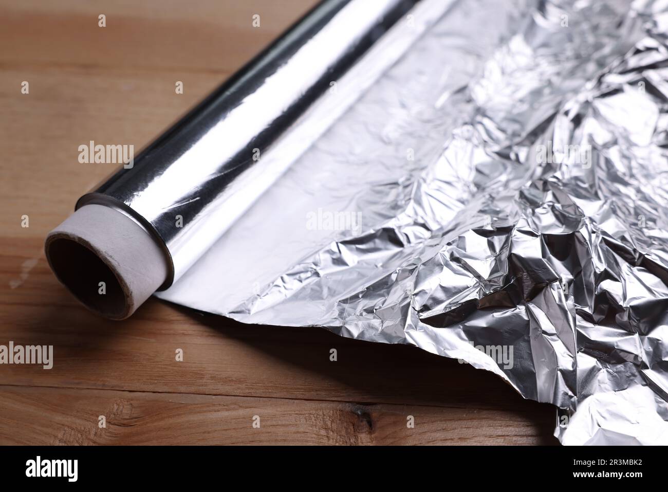 https://c8.alamy.com/comp/2R3MBK2/roll-of-aluminum-foil-on-wooden-table-closeup-2R3MBK2.jpg