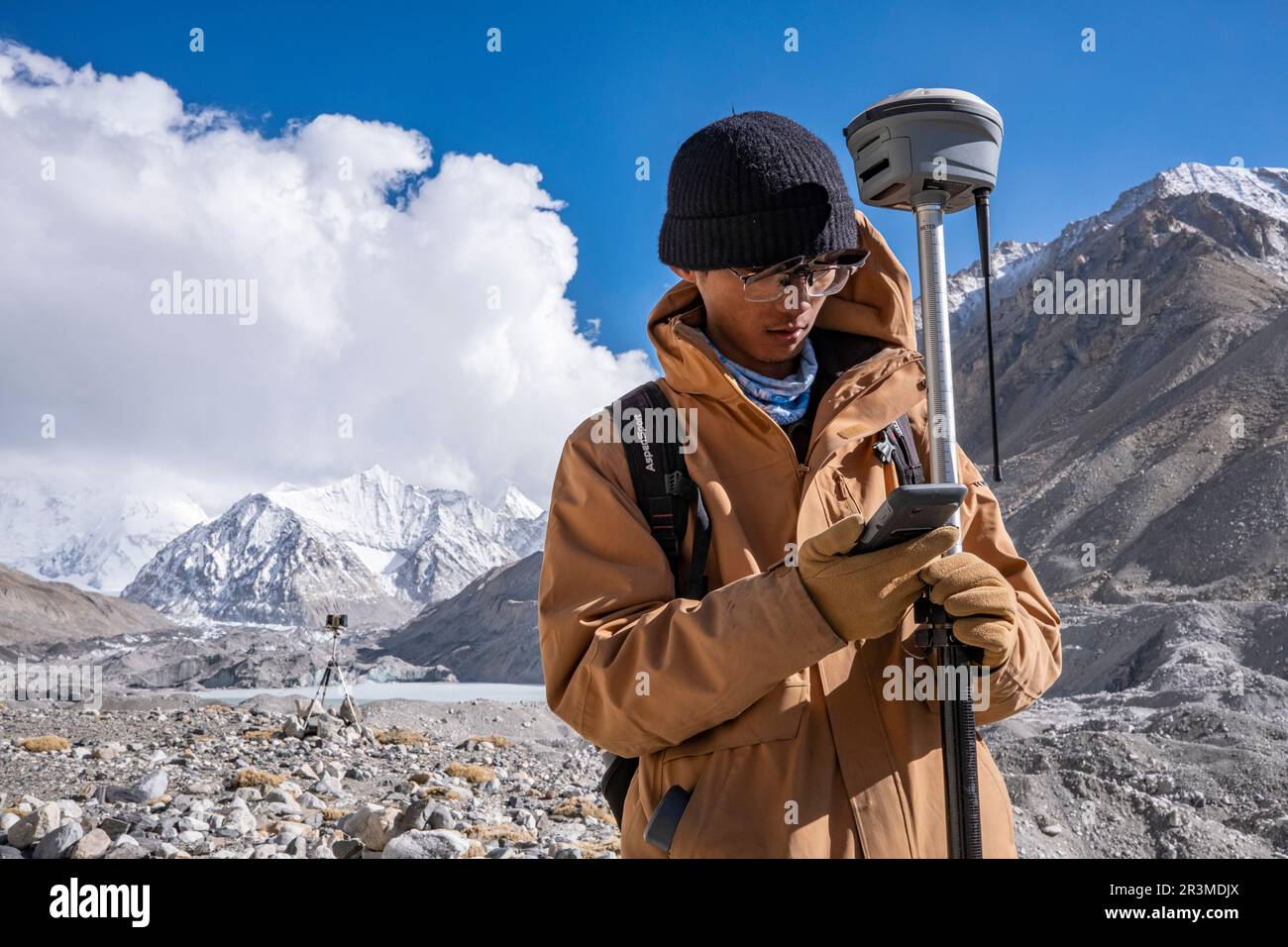 230524) -- LHASA, May 24, 2023 (Xinhua) -- Xue Yu'ang, a