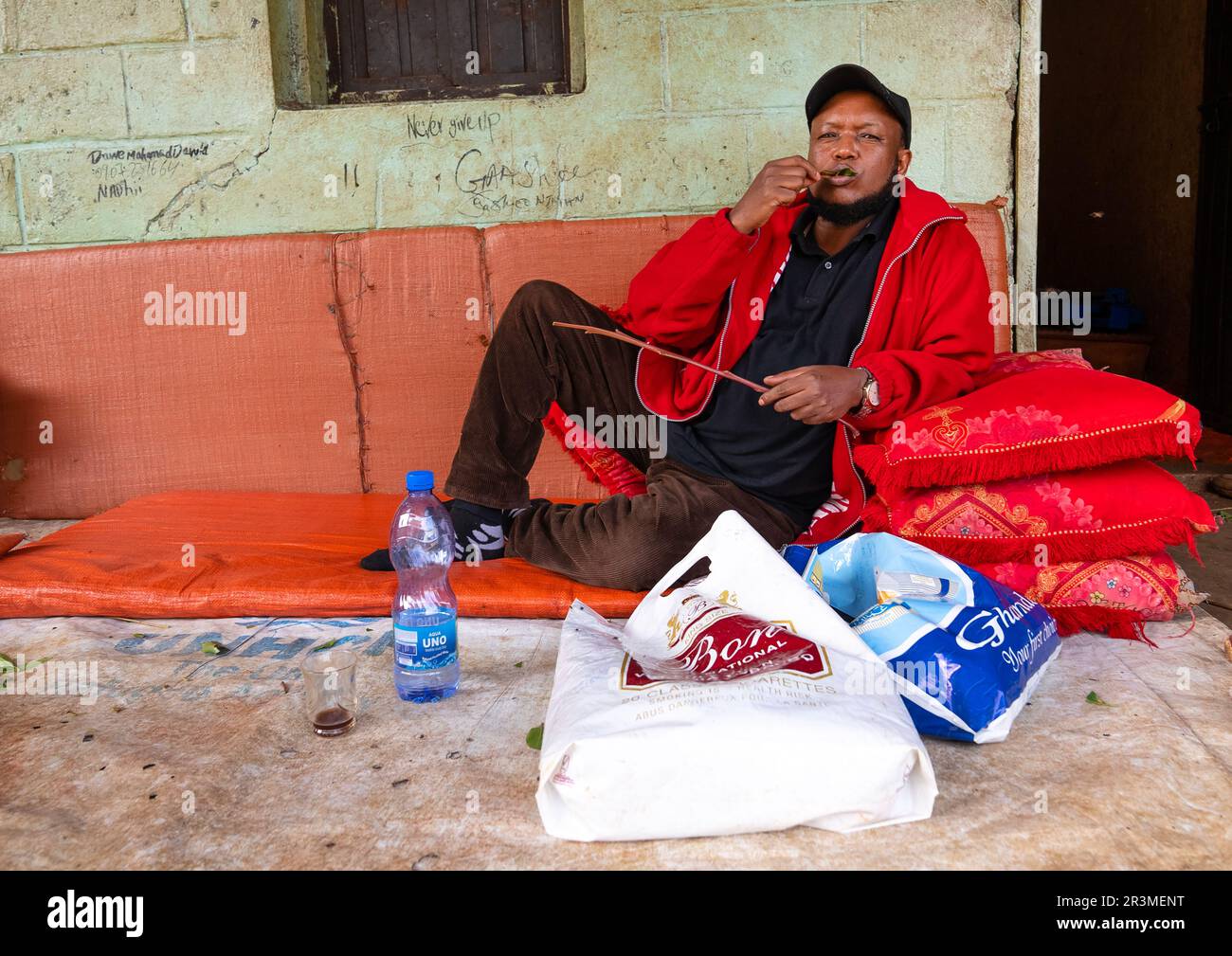 Ethiopian man chewing khat, Harari Region, Awaday, Ethiopia Stock Photo