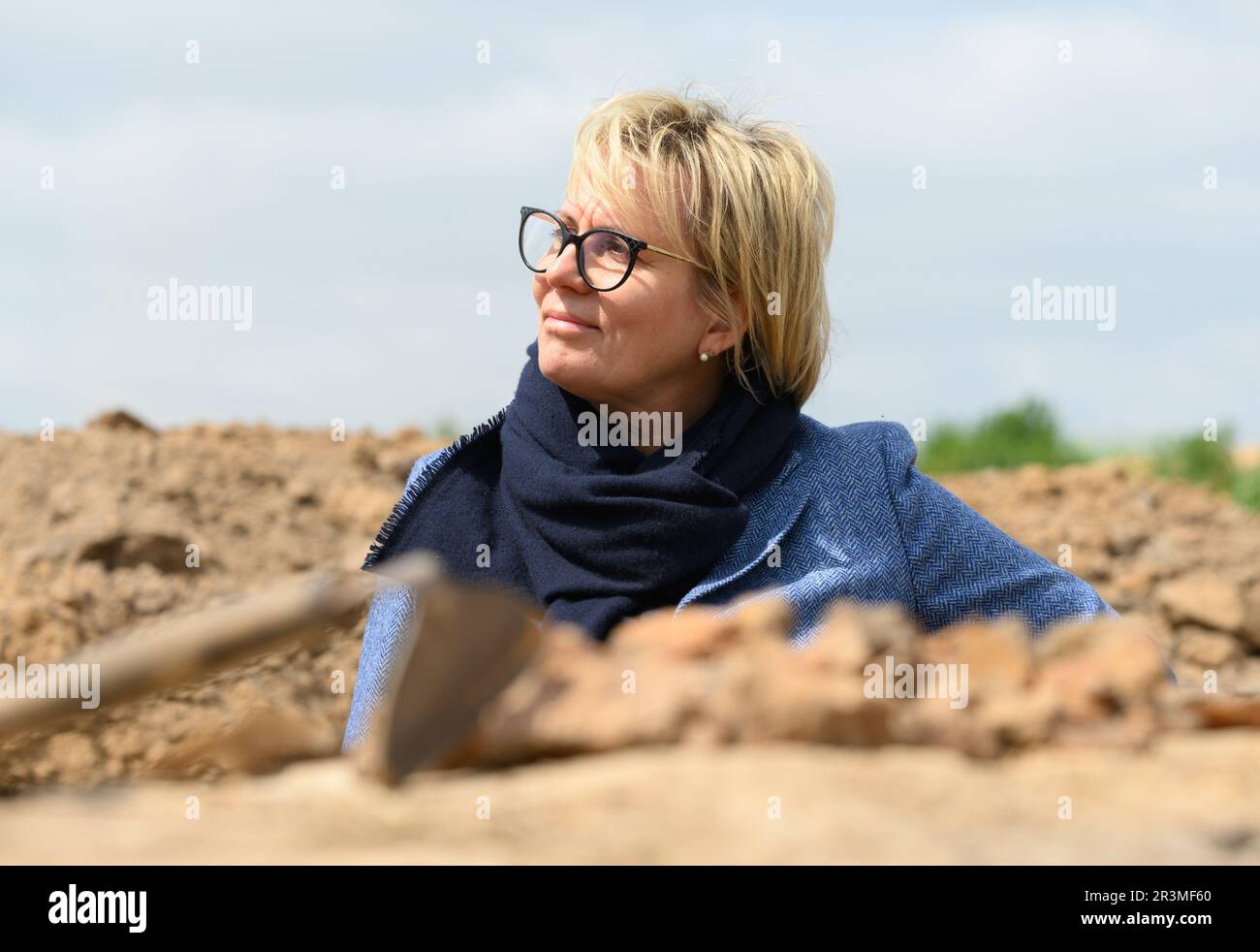 24 May 2023, Saxony, Döbeln: Barbara Klepsch (CDU), Minister for Culture and Tourism in Saxony, visits the excavations of the Saxony State Office for Archaeology on the construction site of the future 'Karls Erlebnisdorf'. Since the fall of 2021, the Saxony State Office for Archaeology has been conducting extensive excavations on the 17-hectare site of the future adventure village near Döbeln. With its great wealth of finds and immense size, the site near Döbeln-Gärtitz is one of the largest settlement sites of the Early Neolithic period (5,500 - 4,500 BC) in the Middle Saxon loess region know Stock Photo