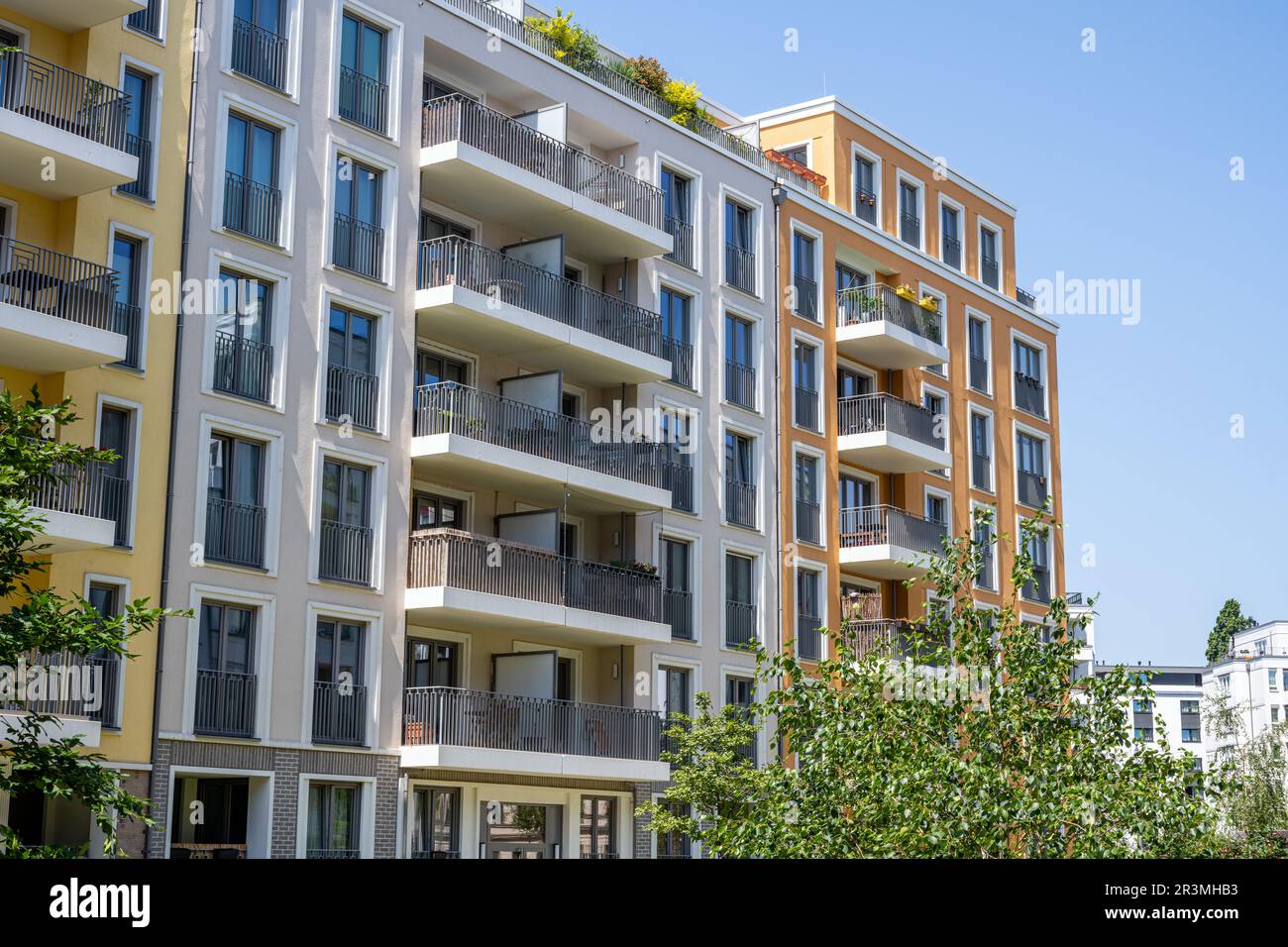 Modern apartment houses in summer seen in Berlin Stock Photo Alamy