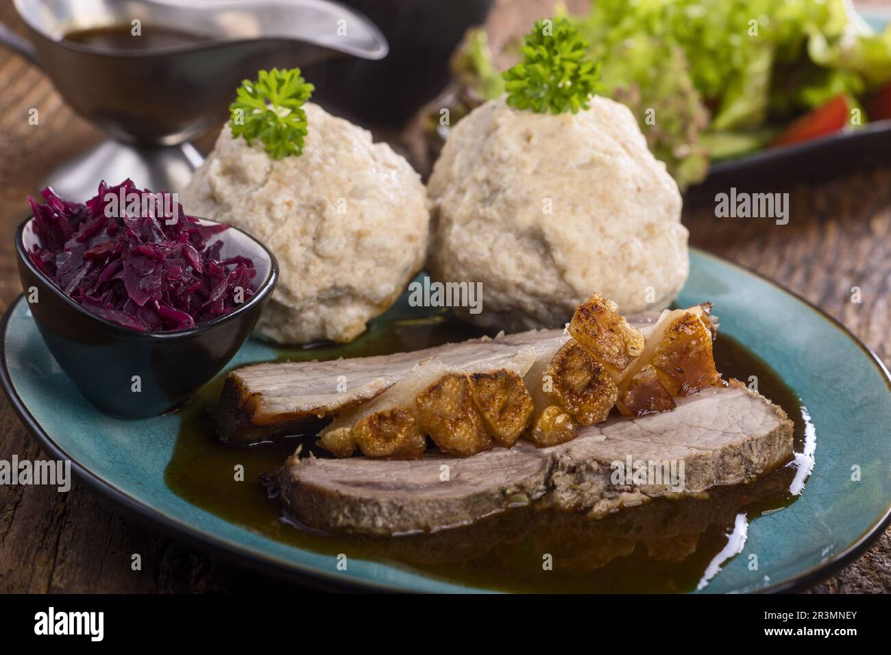 Bayerischer Schweinebraten mit Knödeln Stock Photo - Alamy