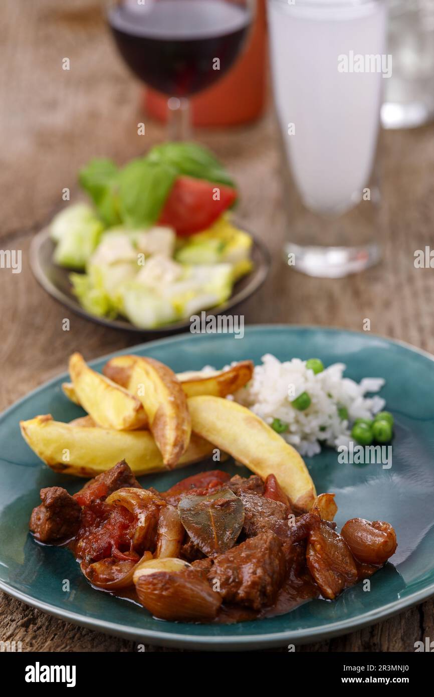 Griechisches stifado mit pommes frites hi-res stock photography and ...