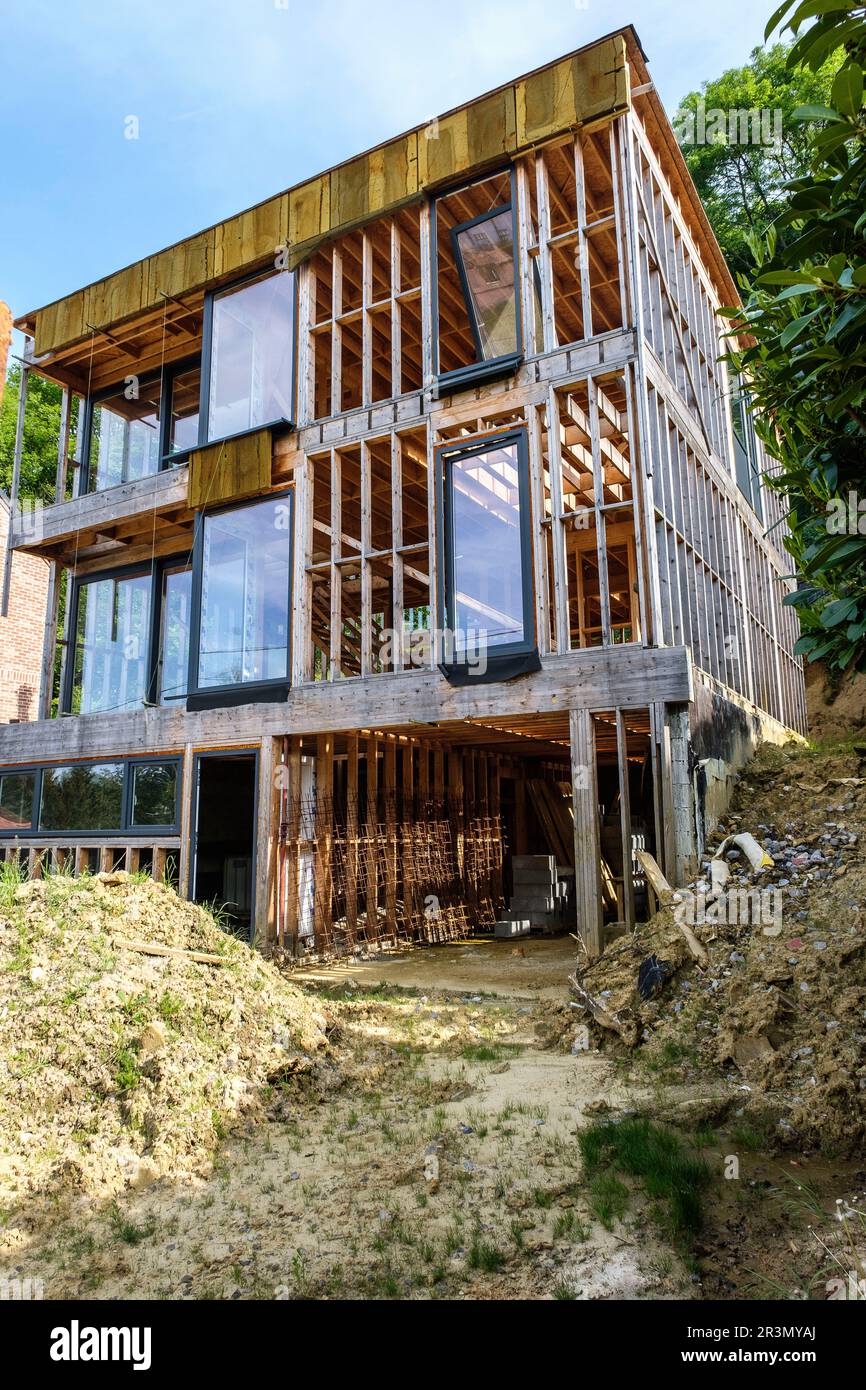 Build timber frame house - Wood Beam construction | Maison a ossature ou structure en bois Stock Photo