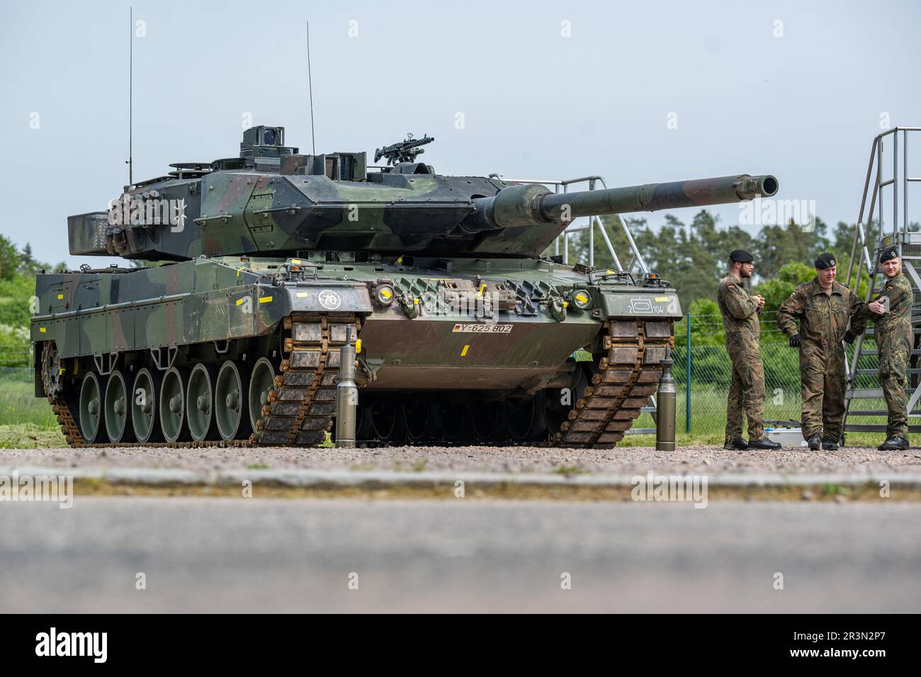 Pfreimd, Germany. 24th May, 2023. A Leopard II A6 main battle tank of tank battalion 104 is parked in the Oberpfalz barracks. Credit: Armin Weigel/dpa/Alamy Live News Stock Photo
