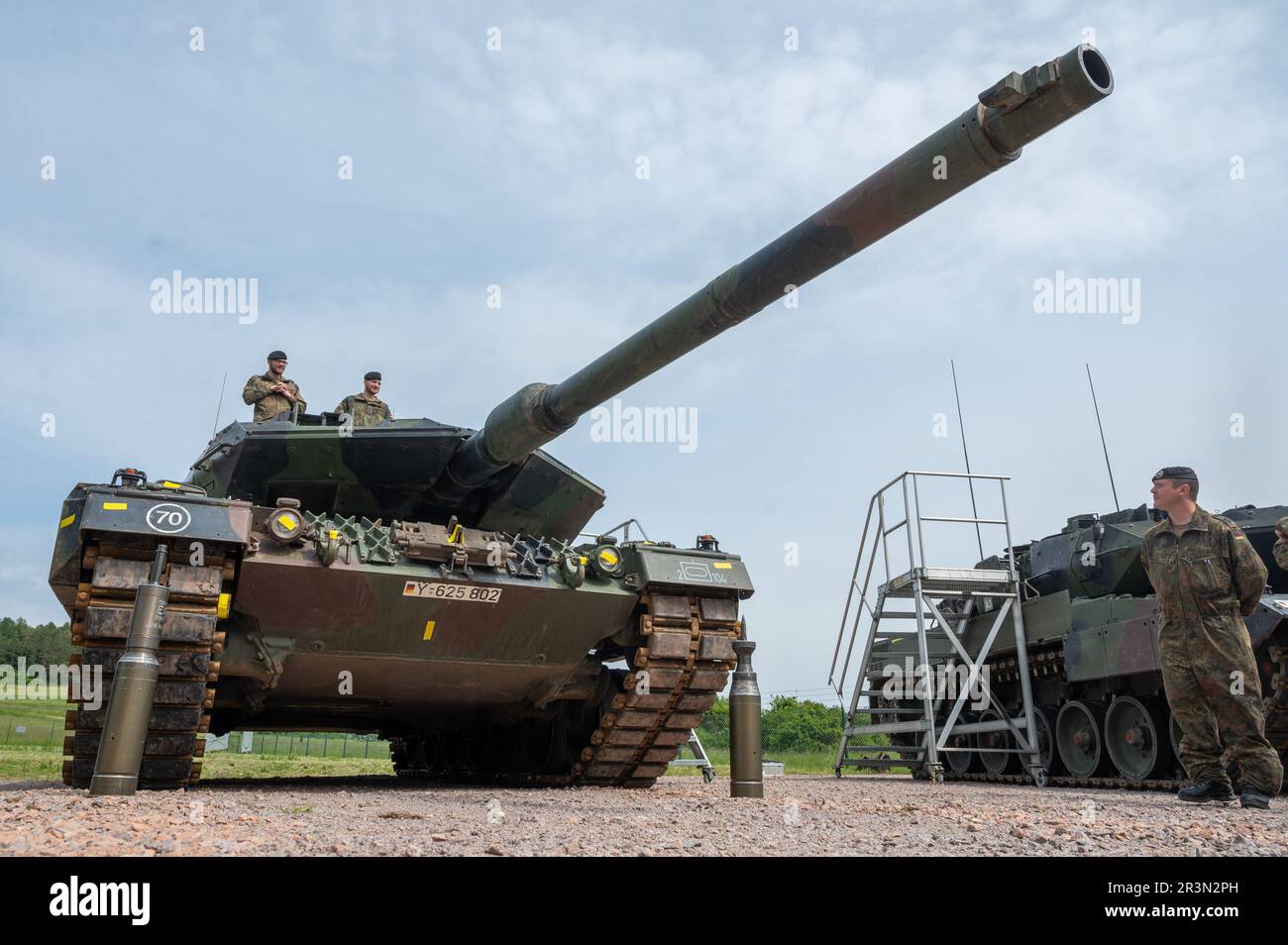 Pfreimd, Germany. 24th May, 2023. A Leopard II A6 main battle tank of tank battalion 104 is parked in the Oberpfalz barracks. Credit: Armin Weigel/dpa/Alamy Live News Stock Photo