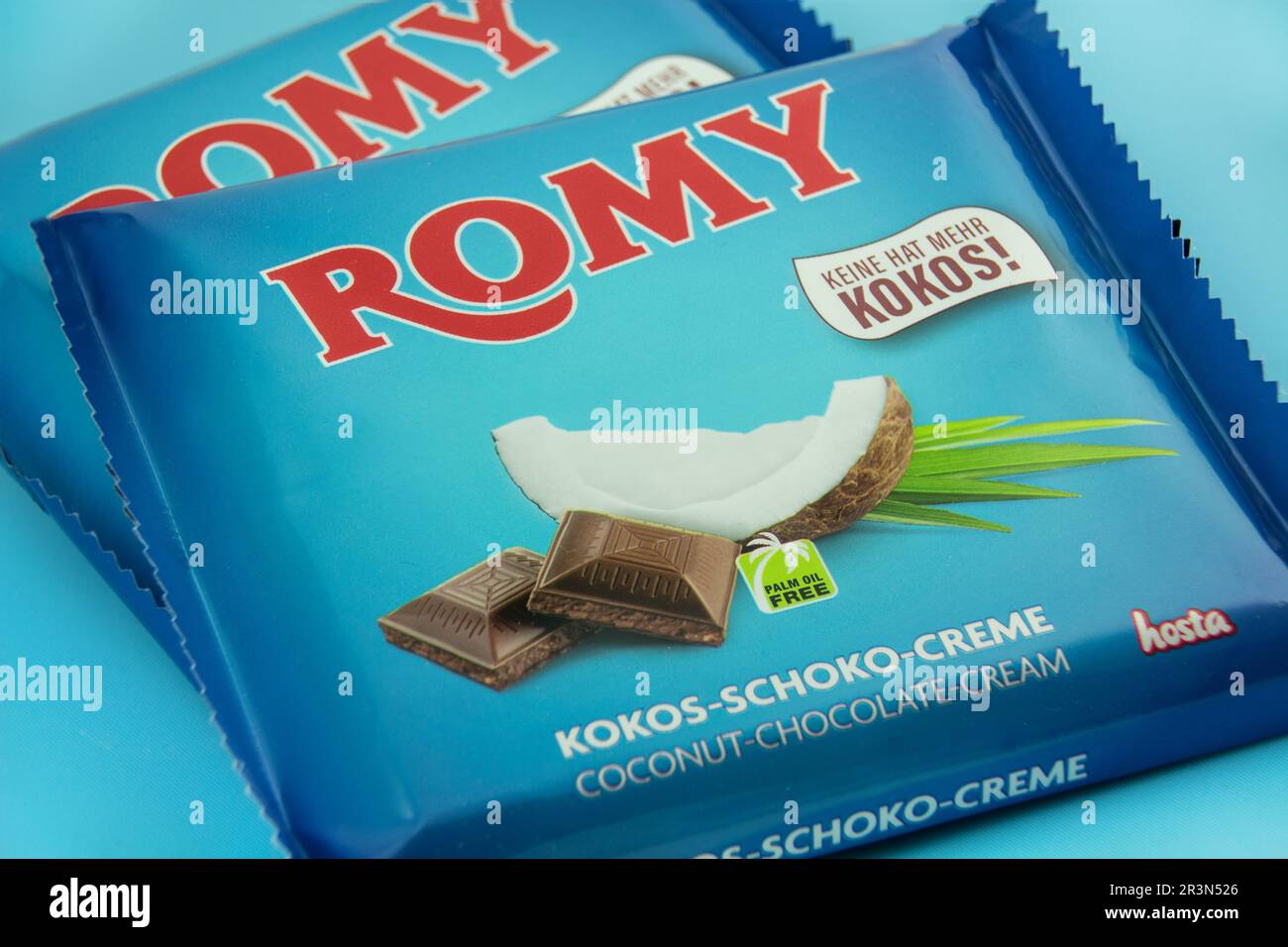 Hosta Romy Kokos Creme Schokolade Vollmilch mit Verpackung auf blauem ...