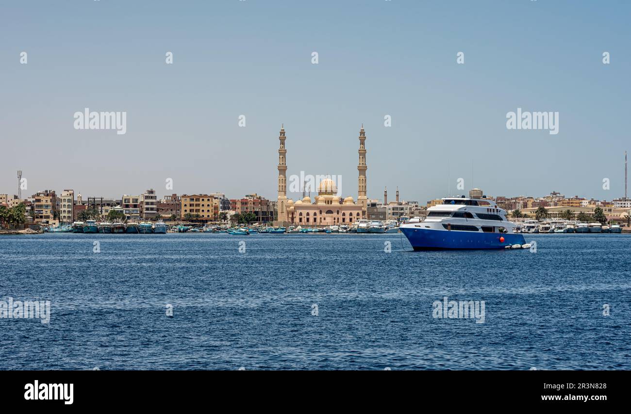 Boat near the shore in the red sea egypt Stock Photo - Alamy