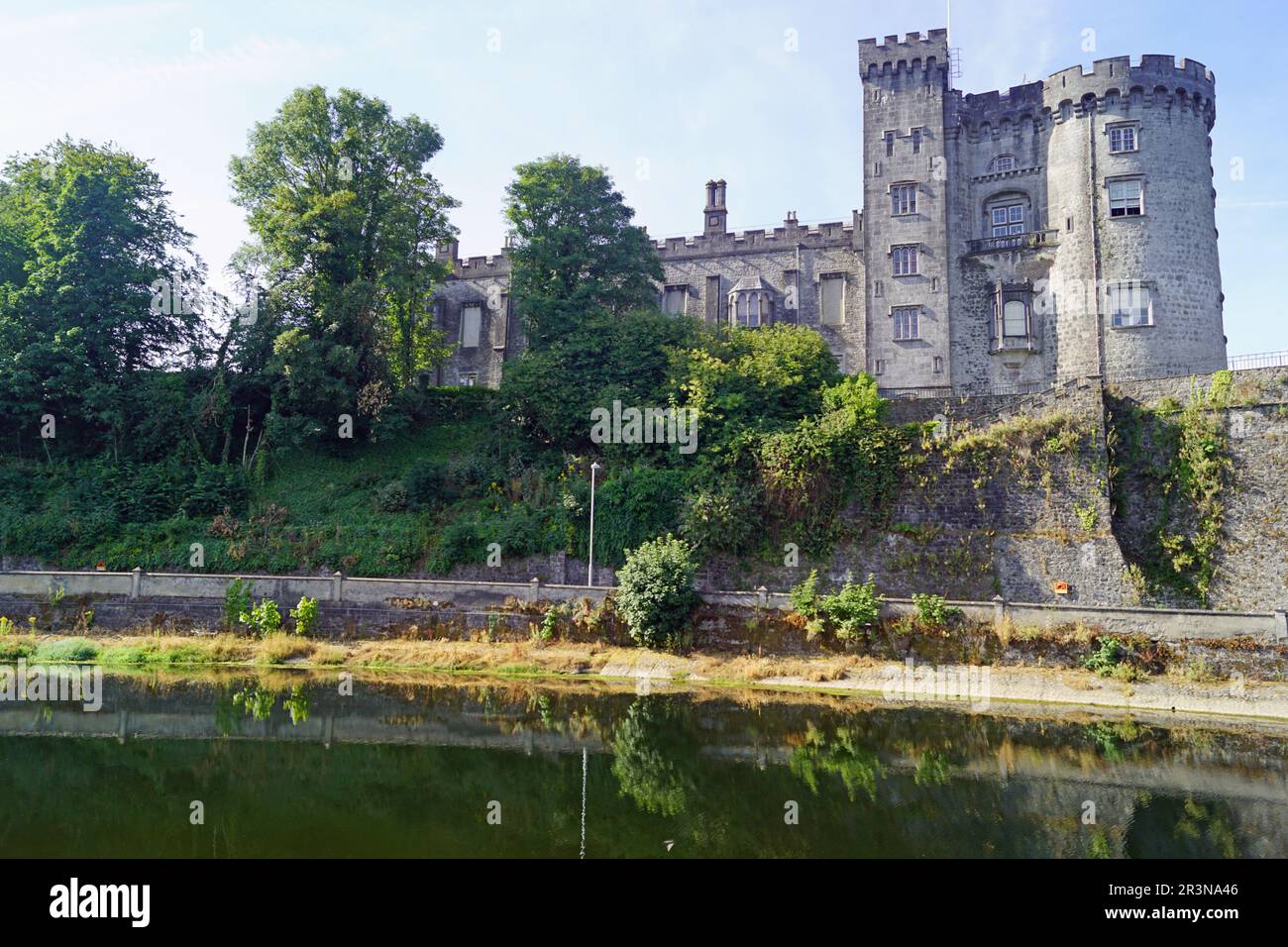 Outside kilkenny castle hi-res stock photography and images - Alamy