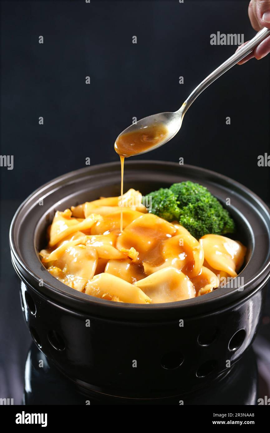 Braised fish maw in claypot Stock Photo Alamy