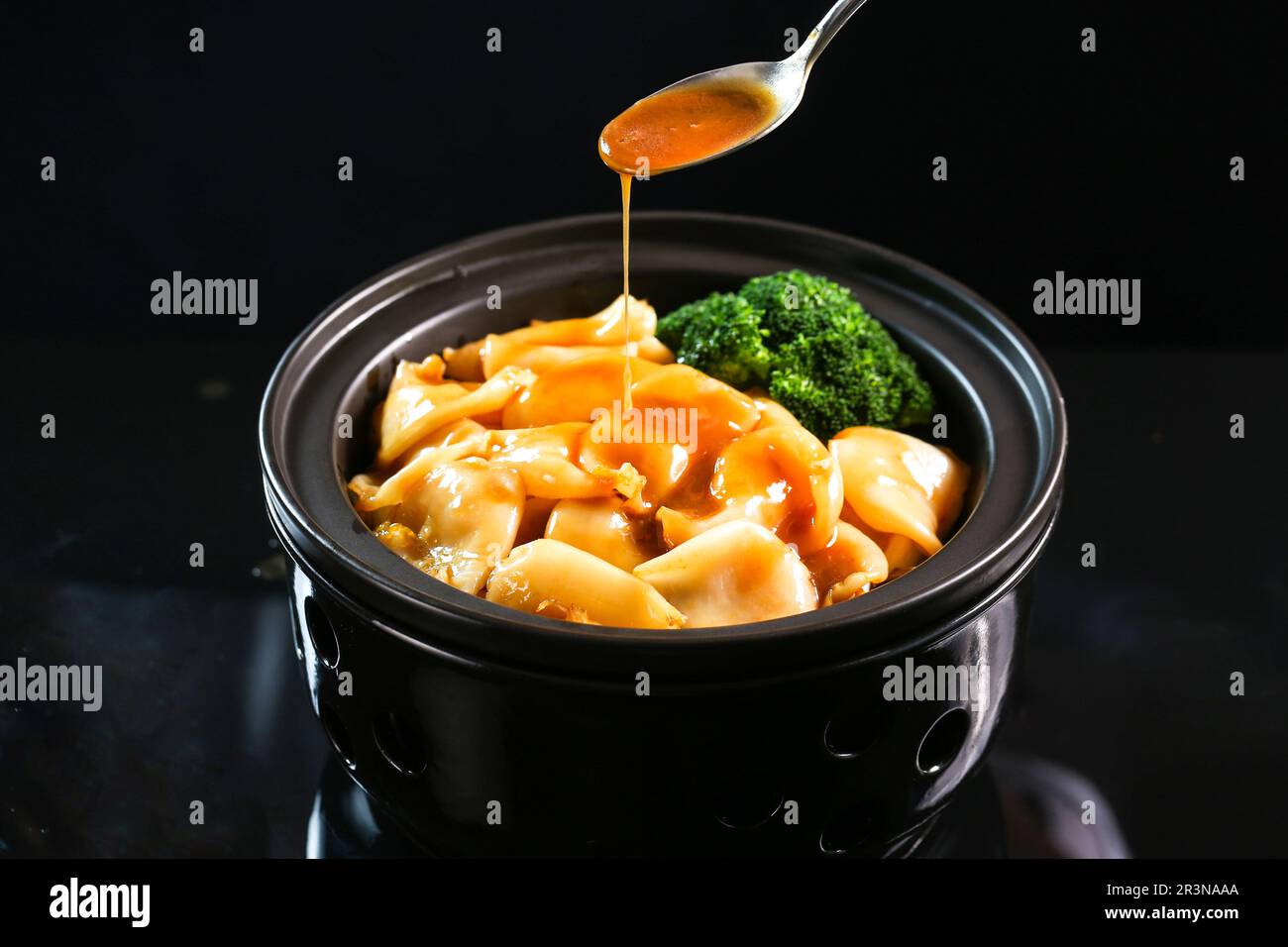 Braised fish maw in claypot Stock Photo Alamy