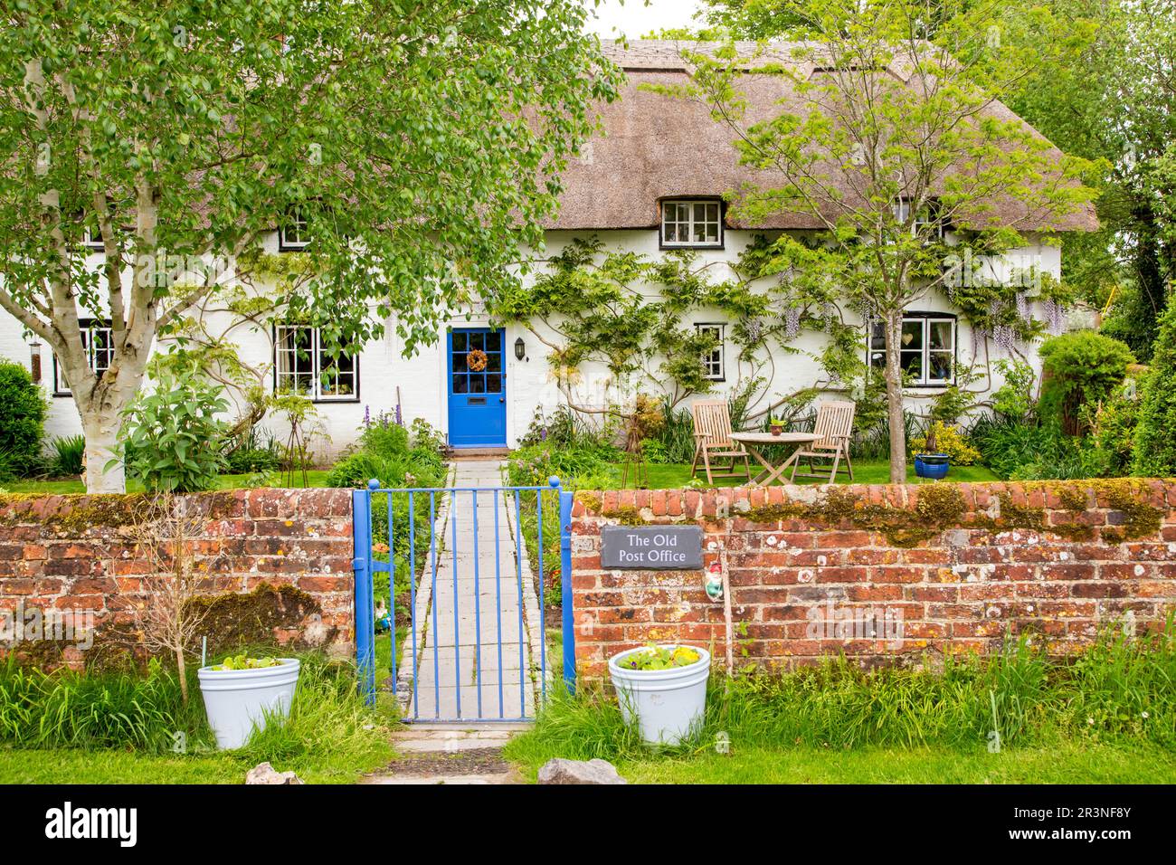 Pretty thatched cottage in Easton village, Hampshire Stock Photo