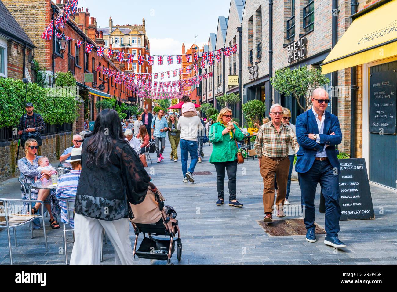 LONDON, UK - MAY 24, 2023: People enjoy sunny spring day in Chelsea, an affluent area known for the smart boutiques and high-end restaurants Stock Photo