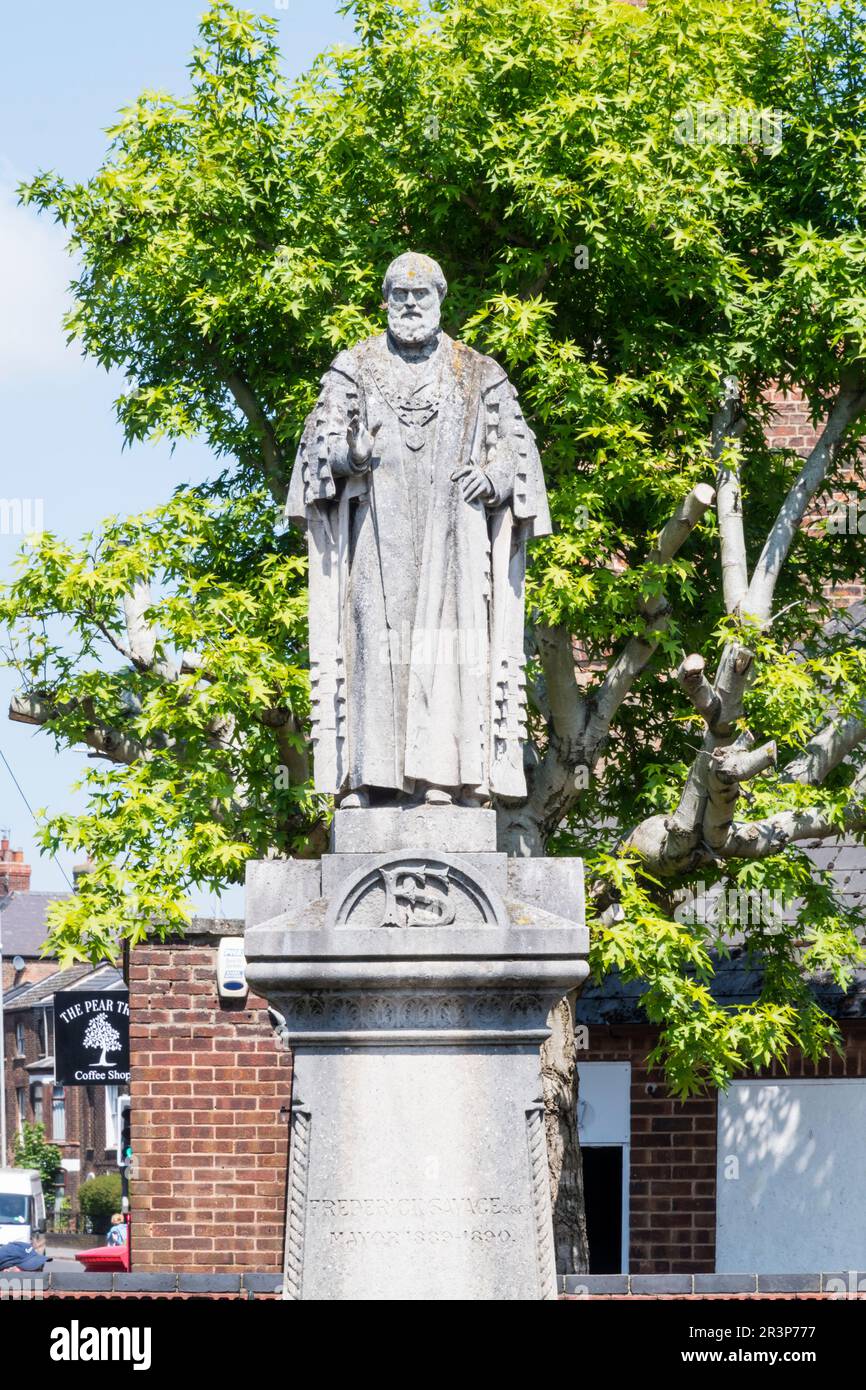 Statue of Frederick Savage at junction of London Road and Guanock Place, King's Lynn.  Mayor 1889 - 1890. Stock Photo