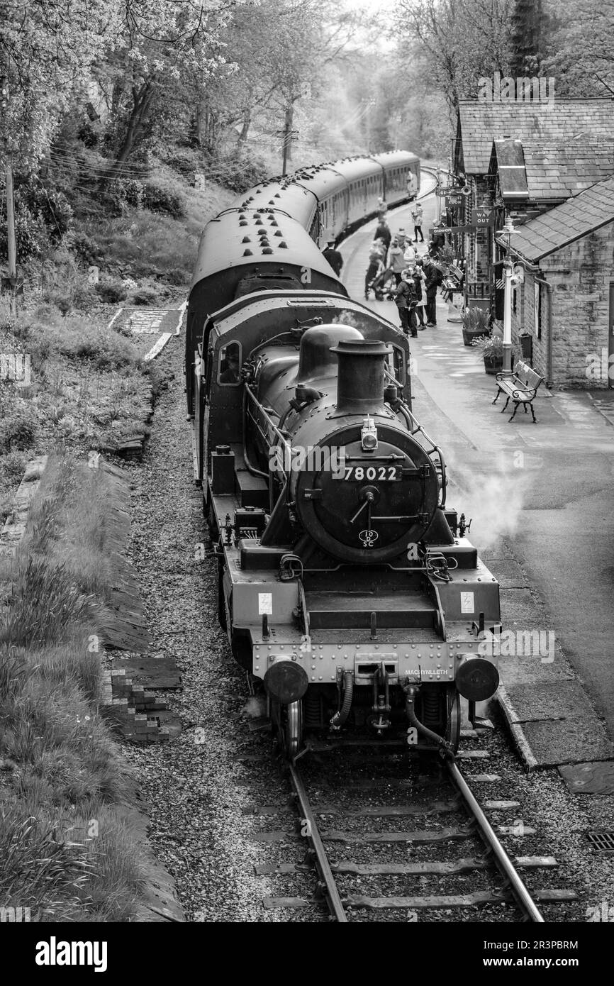 Steam train stopped at Haworth Train Station on the Keighley Worth