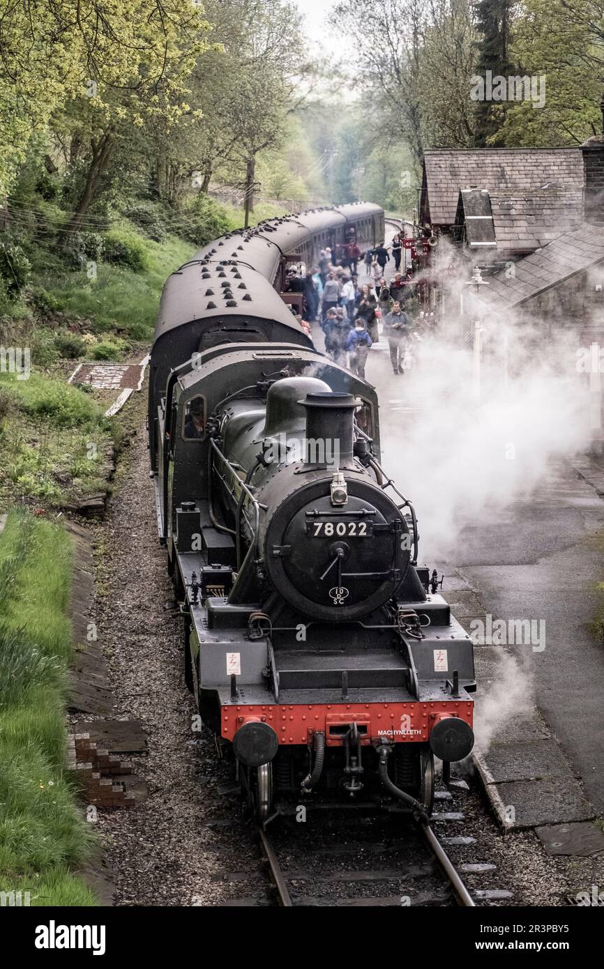 Steam train stopped at Haworth Train Station on the Keighley Worth ...