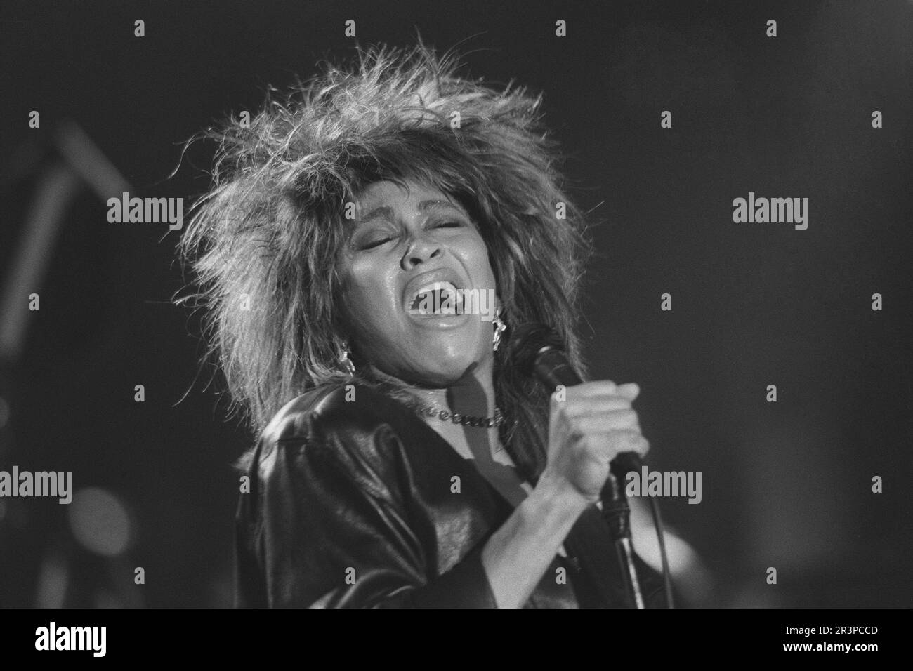 Munich, Deutschland. 24th May, 2023. Tina TURNER Passes Away Aged 83 ARCHIVE PHOTO; Tina TURNER, USA, singer, rock singer, singing, here at her concert in Munich on April 20th, 1985, SW-? Credit: dpa/Alamy Live News Stock Photo