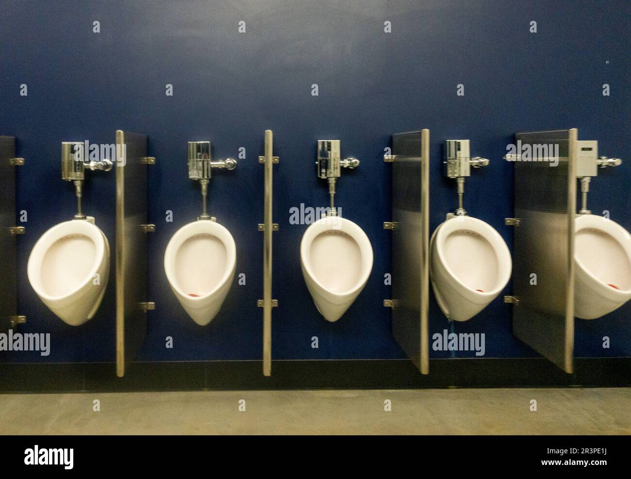 urinals in the mens restroom Stock Photo Alamy