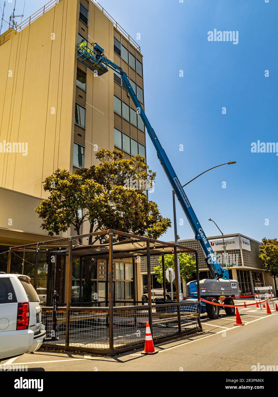 Articulated man lift hi-res stock photography and images - Alamy