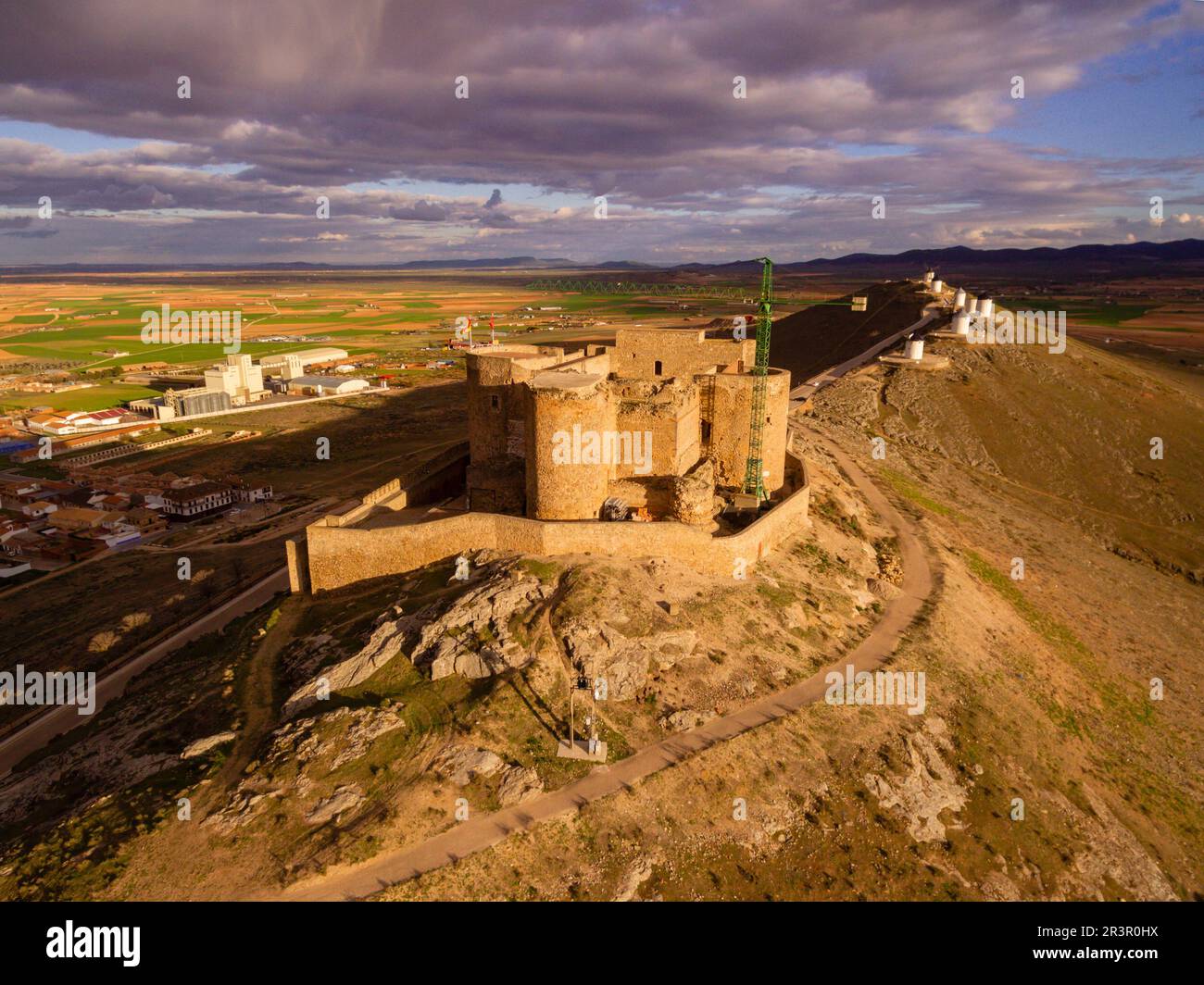 molinos de Consuegra con el castillo de la Muela al fondo, cerro Calderico, Consuegra, provincia de Toledo, Castilla-La Mancha, Spain. Stock Photo