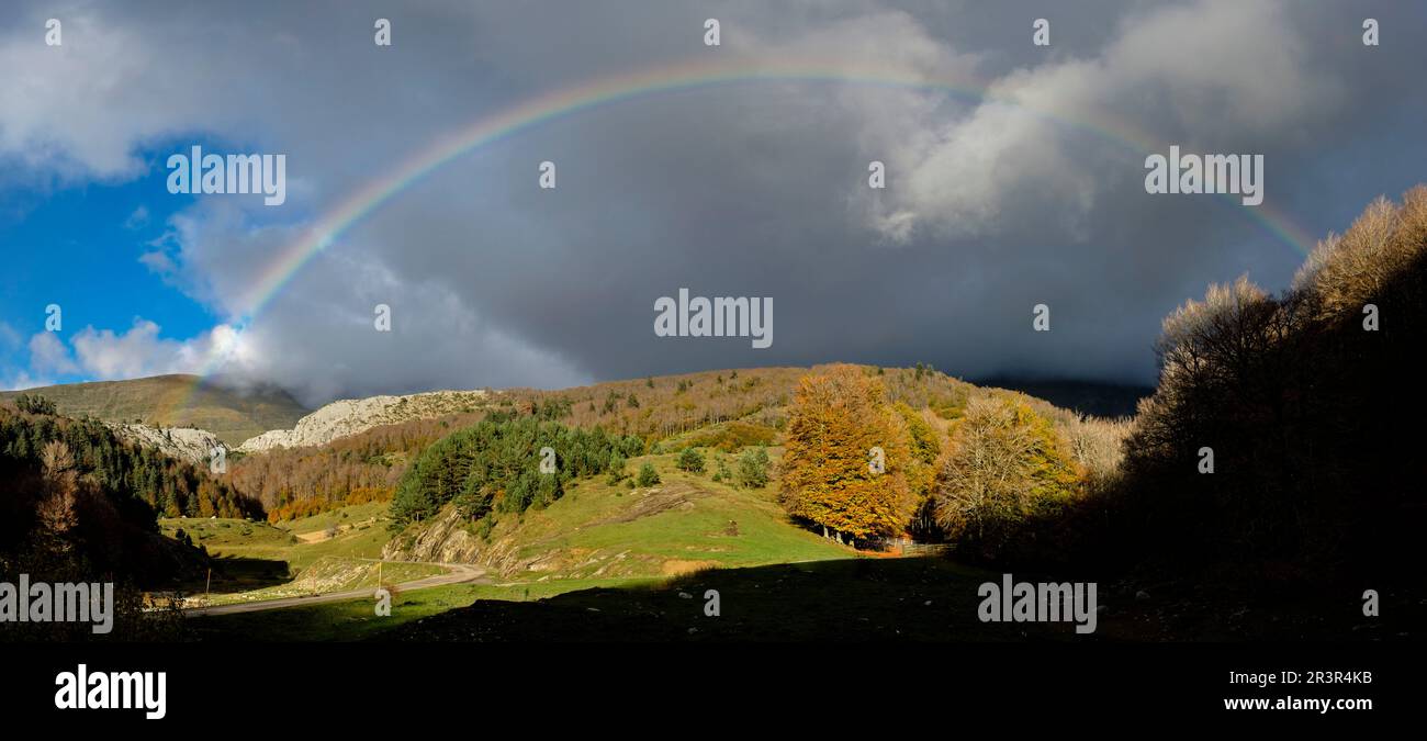 arcoiris sobre el barranco de Petrachema, Linza, Parque natural de los Valles Occidentales, Huesca, cordillera de los pirineos, Spain, Europe. Stock Photo