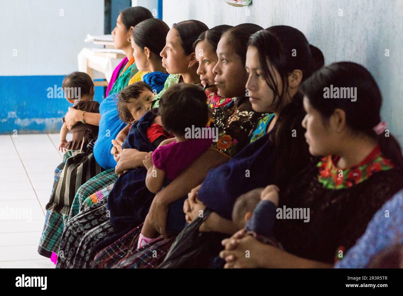 madres y bebes indigenas, centro de salud, Lancetillo ( La Parroquia), municipio de Uspantán, Quiche , sierra de Chamá, Guatemala, Central America. Stock Photo