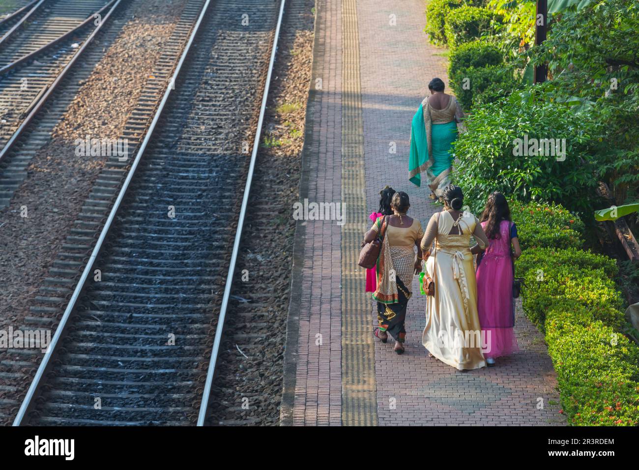 Sri lanka local dress hi-res stock photography and images - Alamy