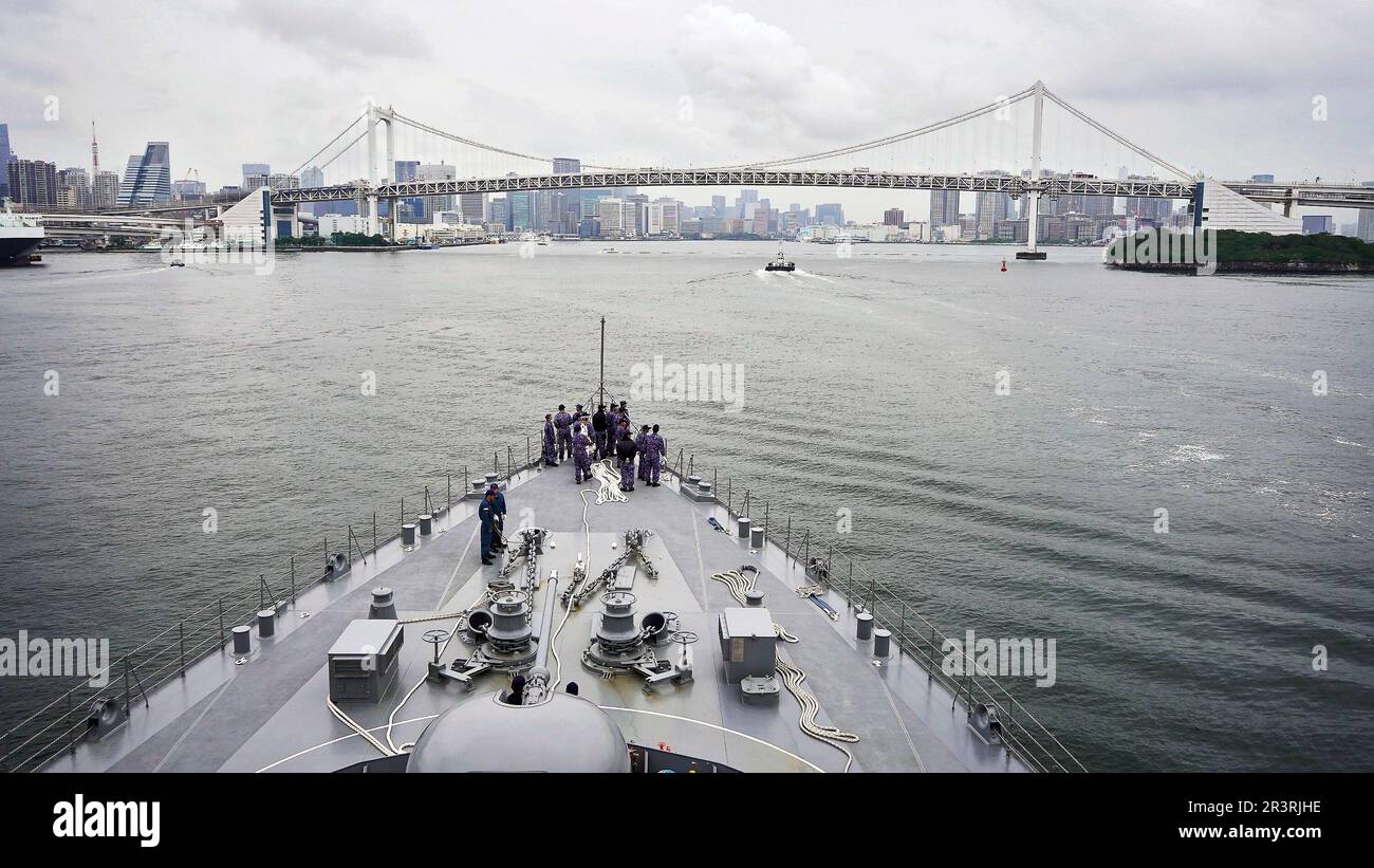 TOKYO (May 15, 2023) Japan Maritime Self-Defense Force (JMSDF) service members and invited family members and U.S. Navy Sailors approach Tokyo Harbor aboard the training squadron flagship Hatsuki-class destroyer JS Kashima (TV 3508) during a transit from Yokosuka, Japan. (U.S. Navy photo by Chief Mass Communication Specialist Daniel Barker) Stock Photo