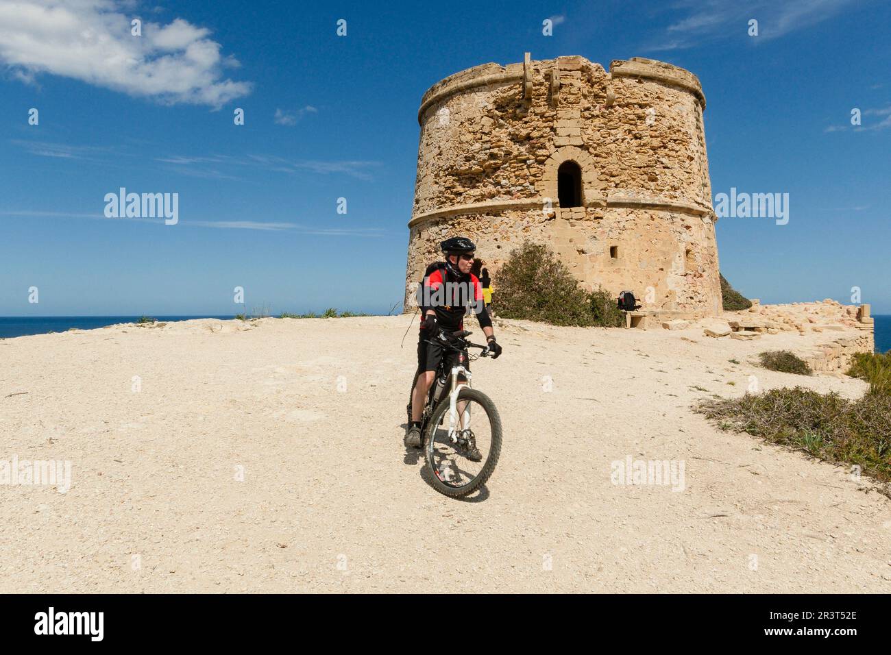 ciclista en Torre de Albarca, parque natural de Llevant, Artà. Mallorca, Islas Baleares, España. Stock Photo