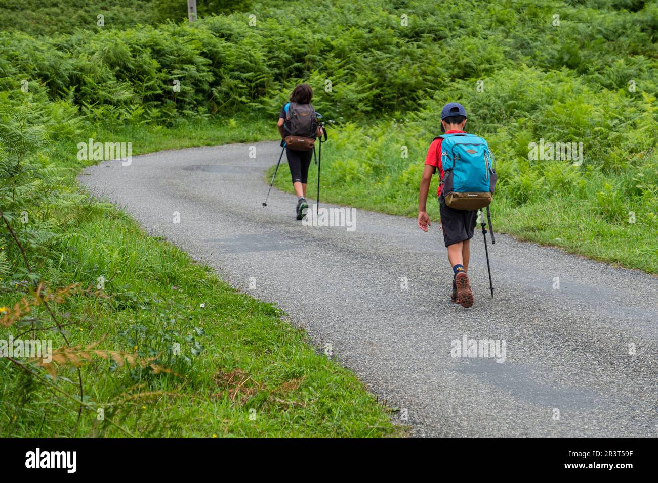 dos trekkers adolescentes, Lescun, región de Aquitania, departamento de Pirineos Atlánticos, Francia. Stock Photo