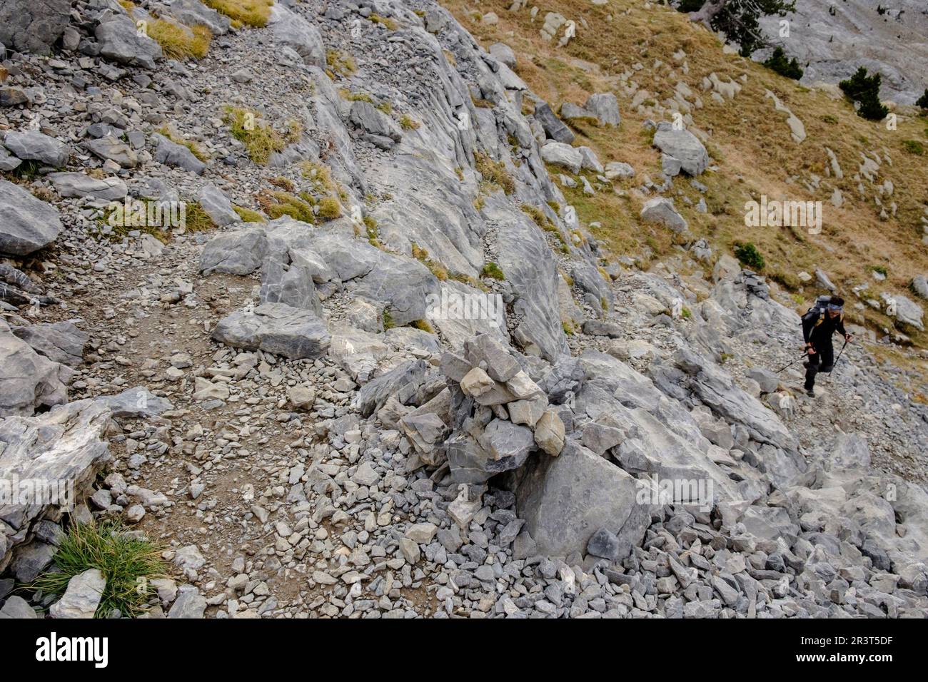 escursionistas ascendiendo el collado hacia el pico Mesa de los Tres Reyes, Parque natural de los Valles Occidentales, Huesca, cordillera de los pirineos, Spain, Europe. Stock Photo