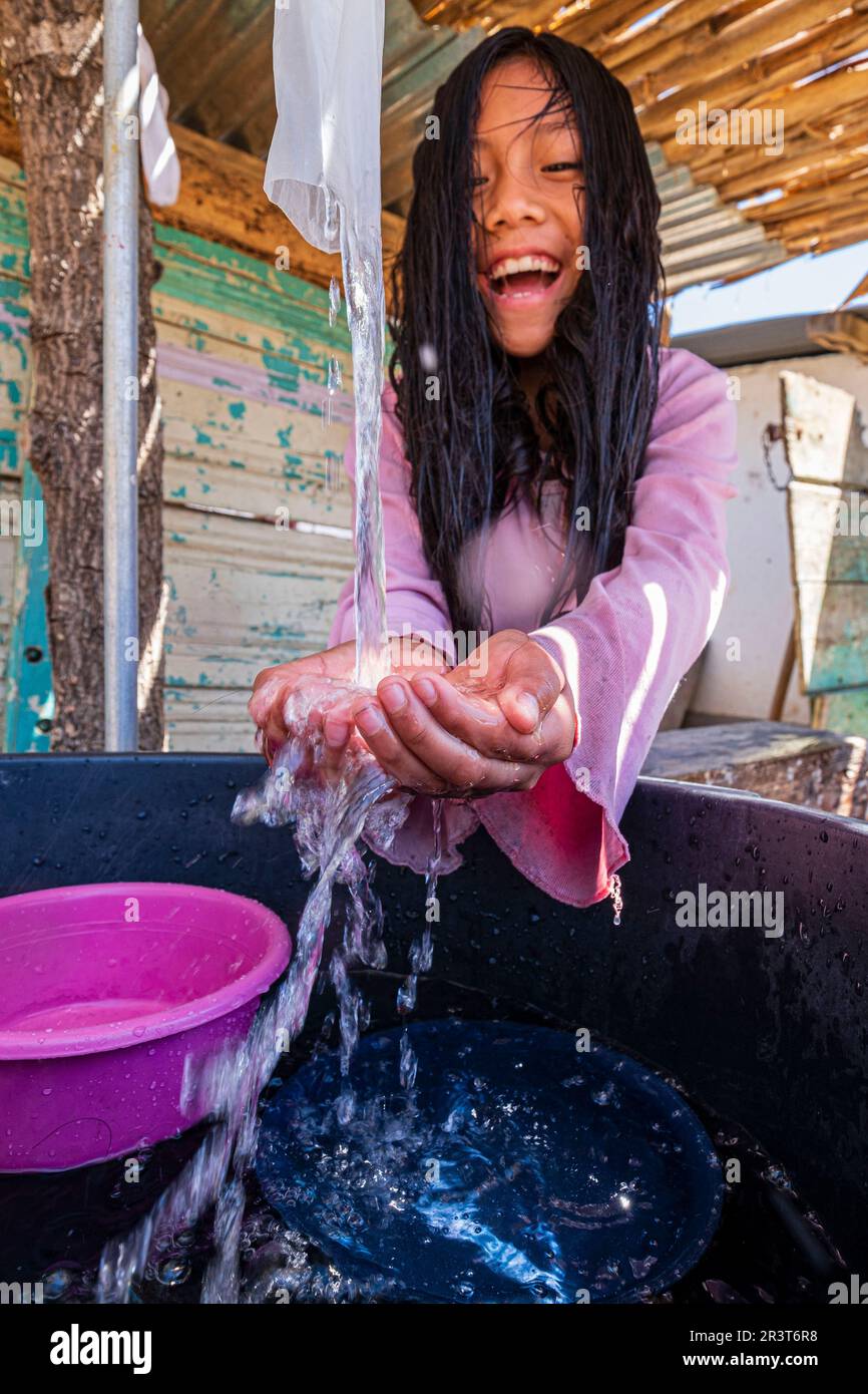 niña lavandose el pelo, aldea de Yacón, San Sebastián Lemoa, municipio de Chichicastenango , Quiché, Guatemala, America Central. Stock Photo