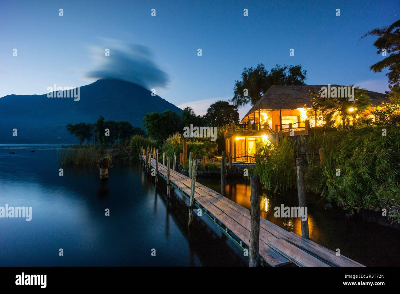hotel a la orilla del lago y volcán San Pedro, suroeste de la caldera del lago de Atitlán , Santiago Atitlán. Tiene una altitud de 3.020,Guatemala, Central America. Stock Photo