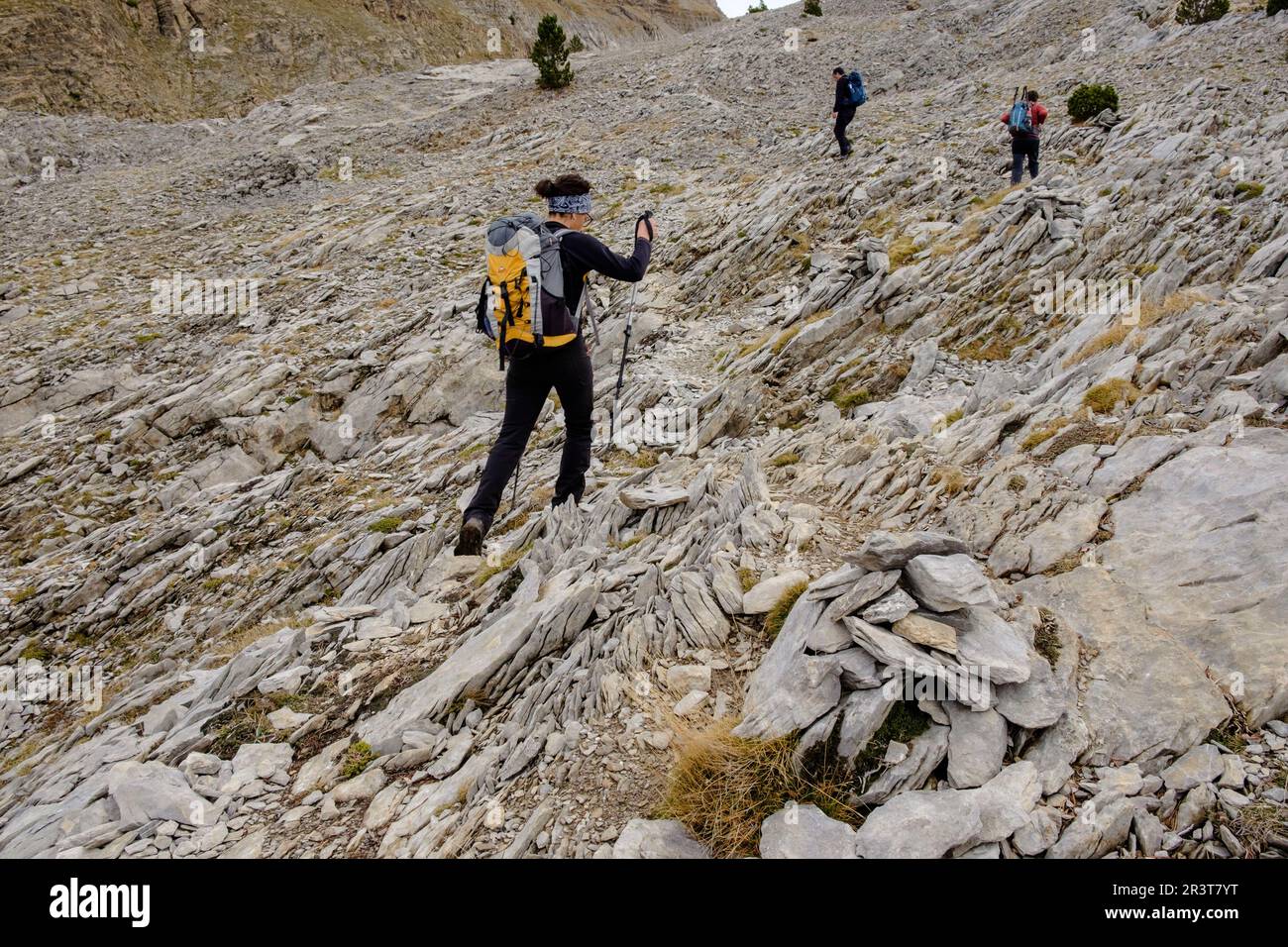 escursionistas ascendiendo el collado hacia el pico Mesa de los Tres Reyes, Parque natural de los Valles Occidentales, Huesca, cordillera de los pirineos, Spain, Europe. Stock Photo