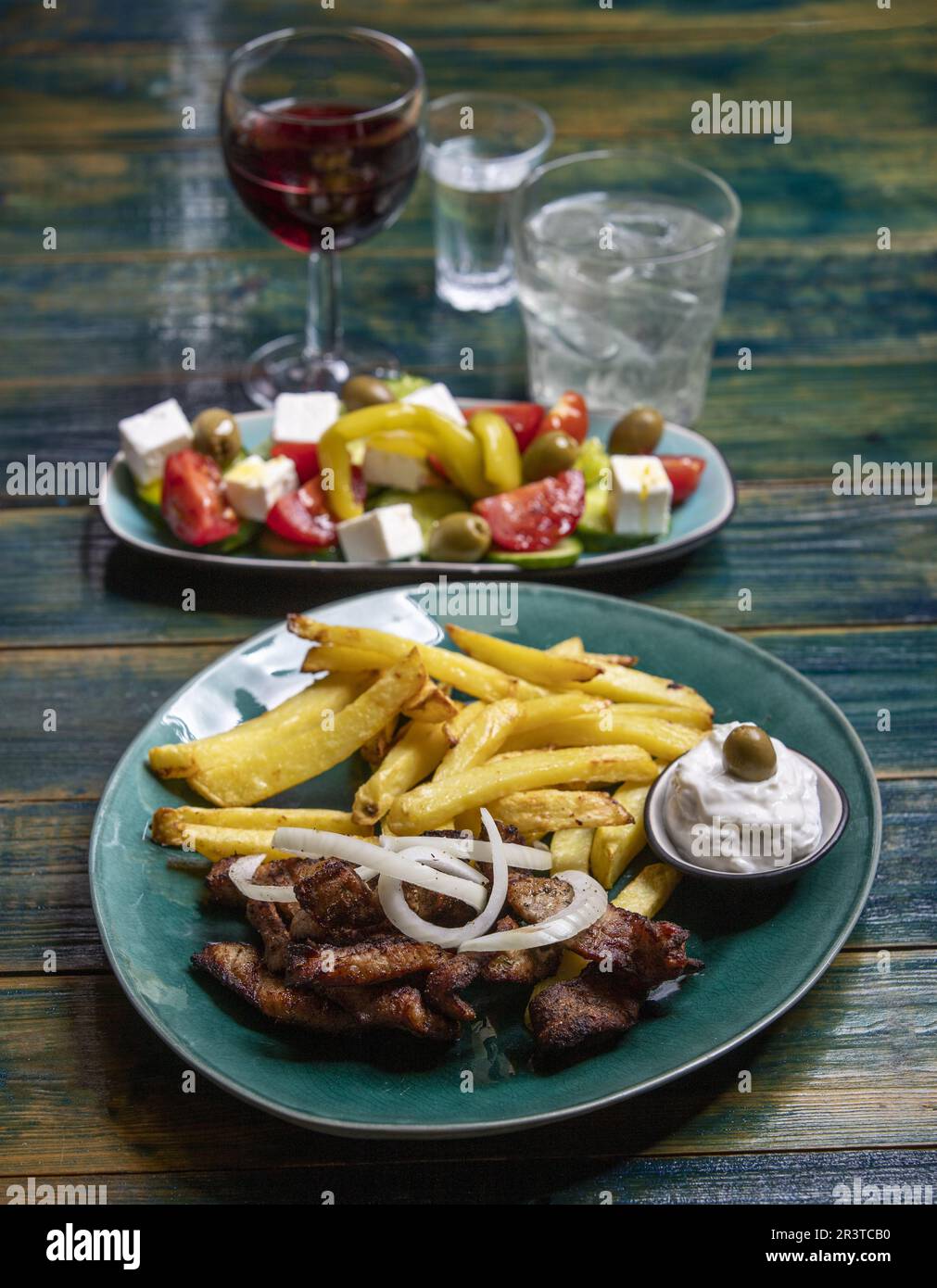 Griechisches gyros mit tzaziki und pommes hi-res stock photography and ...