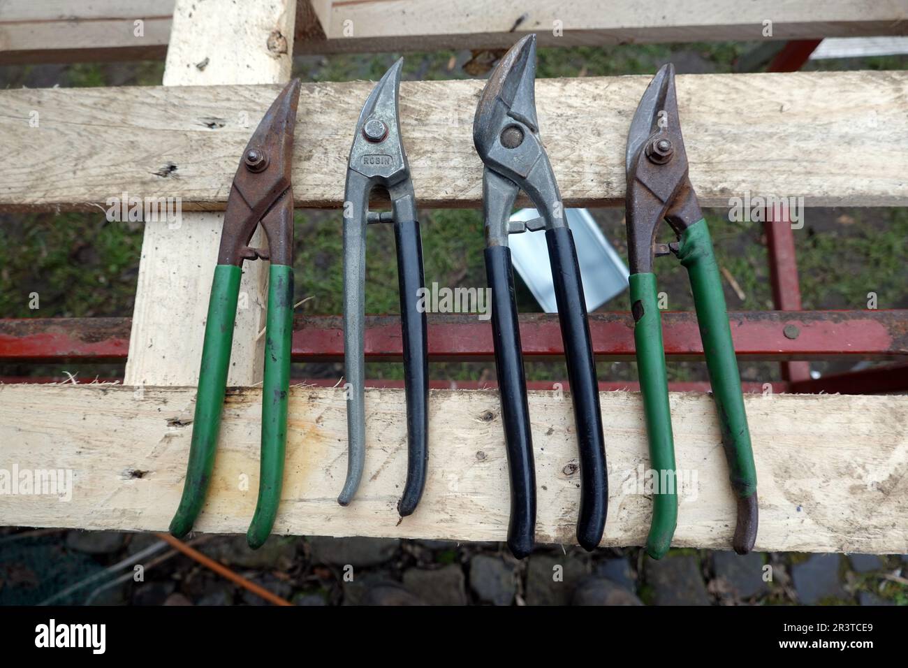 Roofer,tinsmith,cutting,cutting out,special scissors,craft,hole,drain
