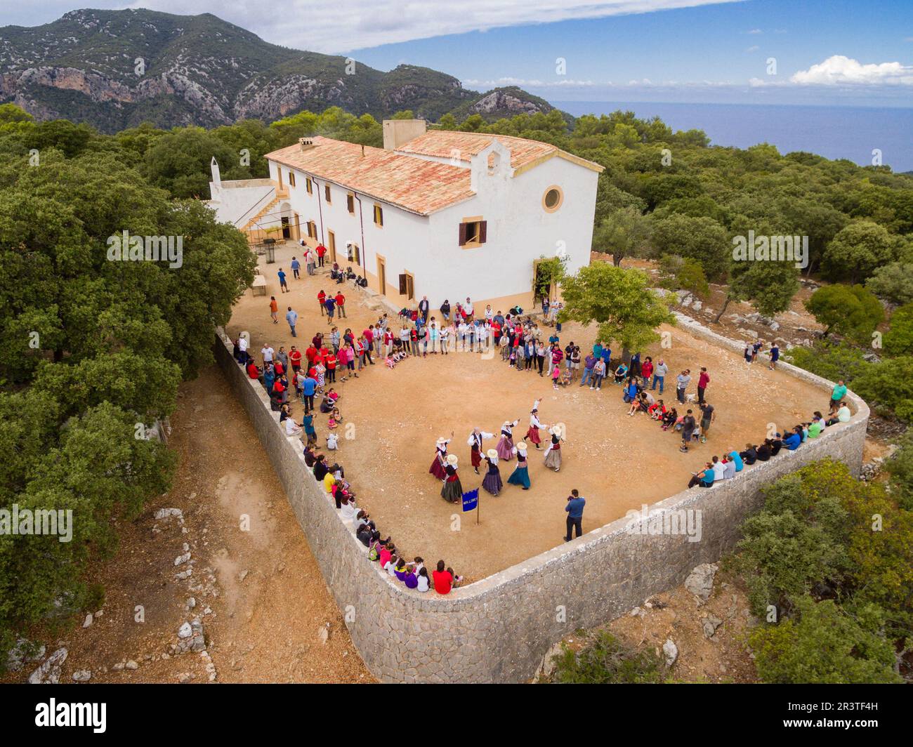Baile folk dance hi-res stock photography and images - Alamy